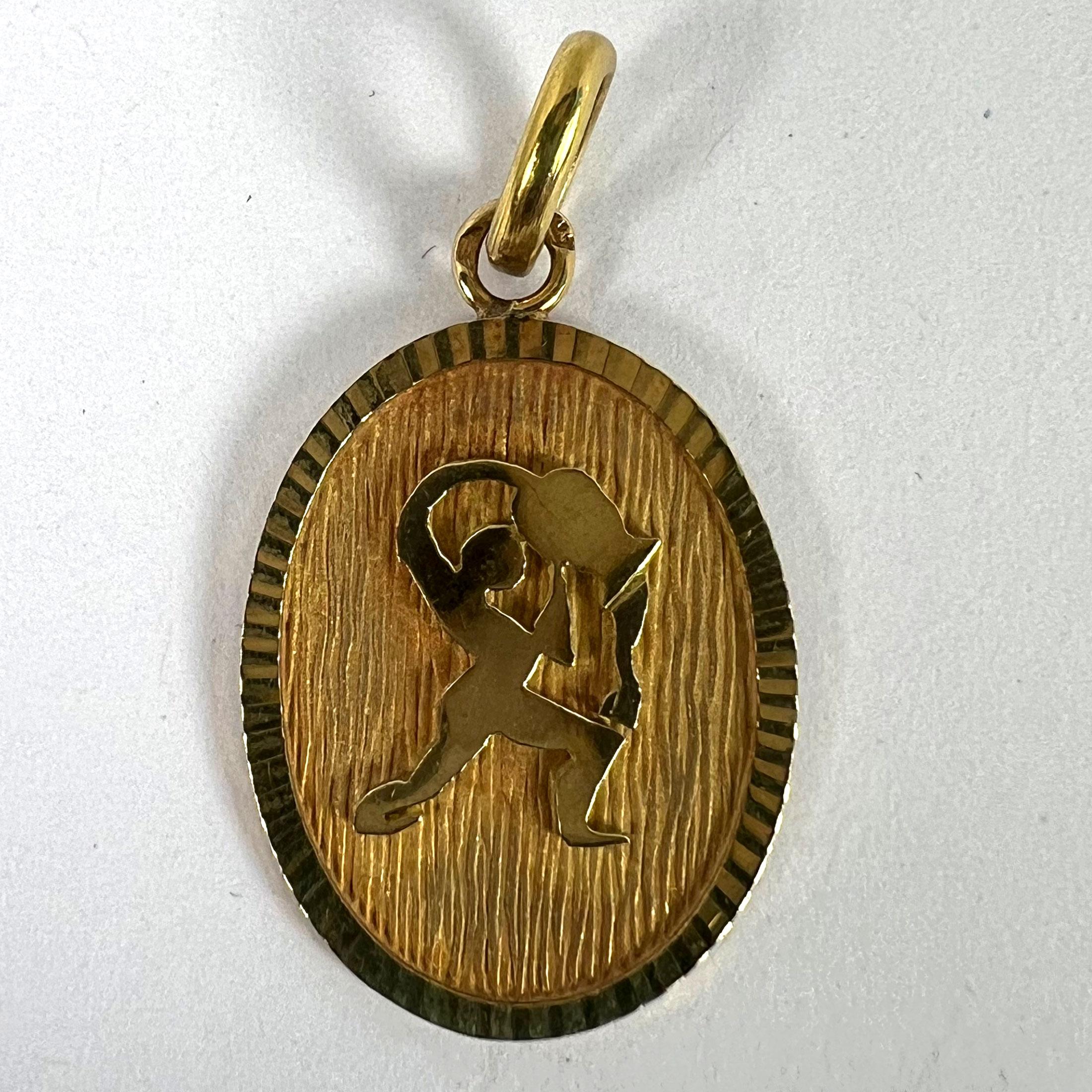 Pendentif médaille à breloques en or jaune 18K signe du Verseau Zodiac en vente 7