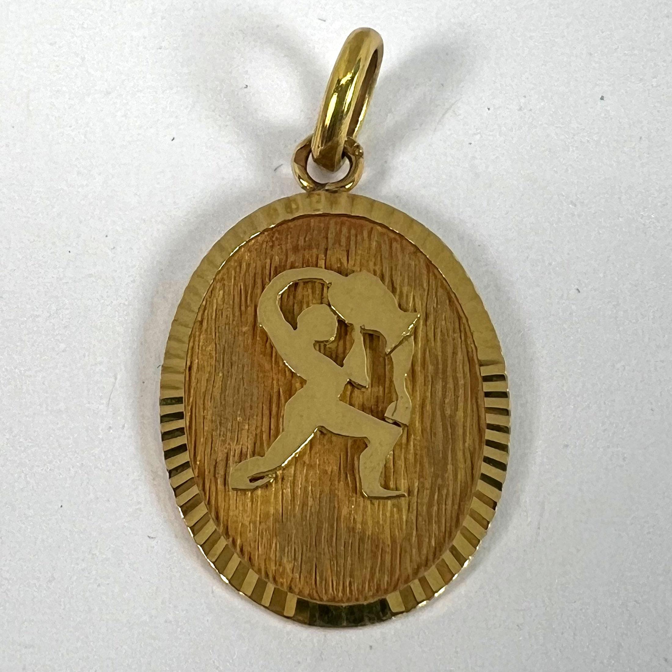 Pendentif médaille à breloques en or jaune 18K signe du Verseau Zodiac en vente 8