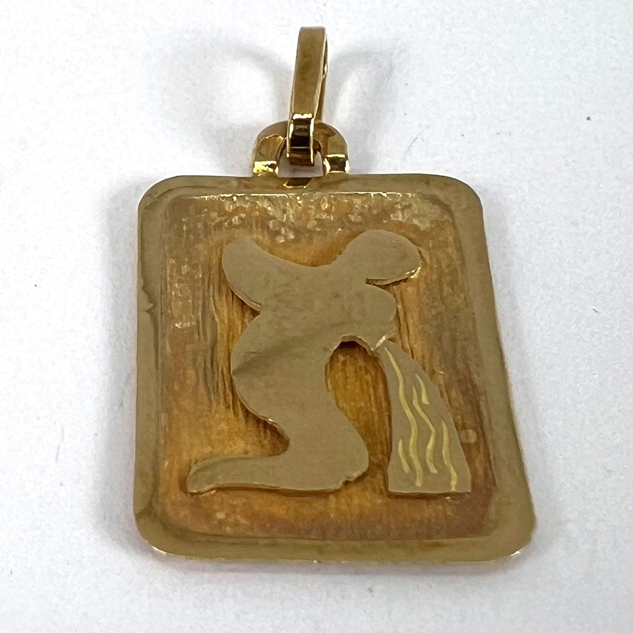 Ciondolo a forma di medaglia con charme in oro giallo 18 carati con segno zodiacale Acquario francese in vendita 8
