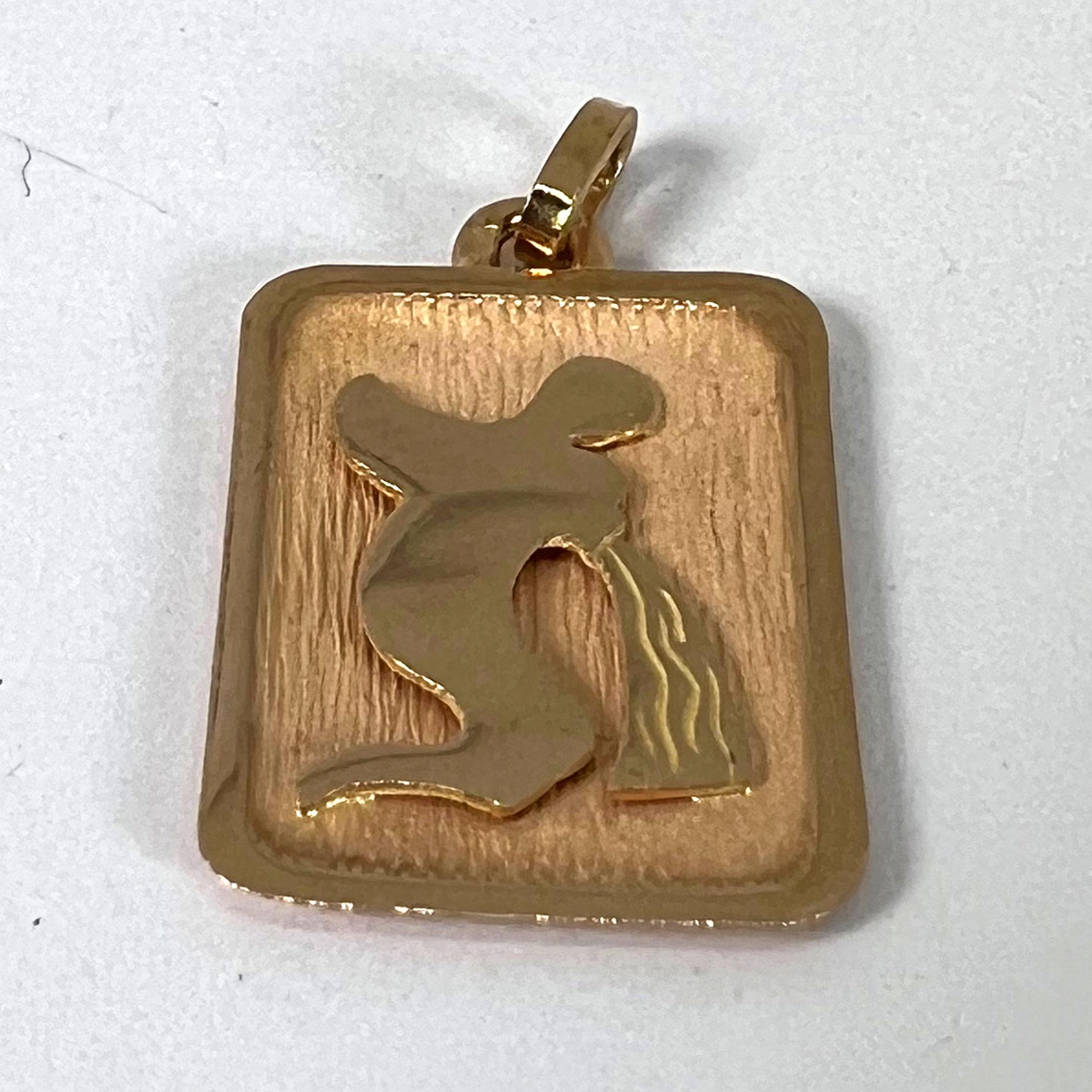 Pendentif médaille à breloques en or jaune 18K signe du Verseau Zodiac en vente 9
