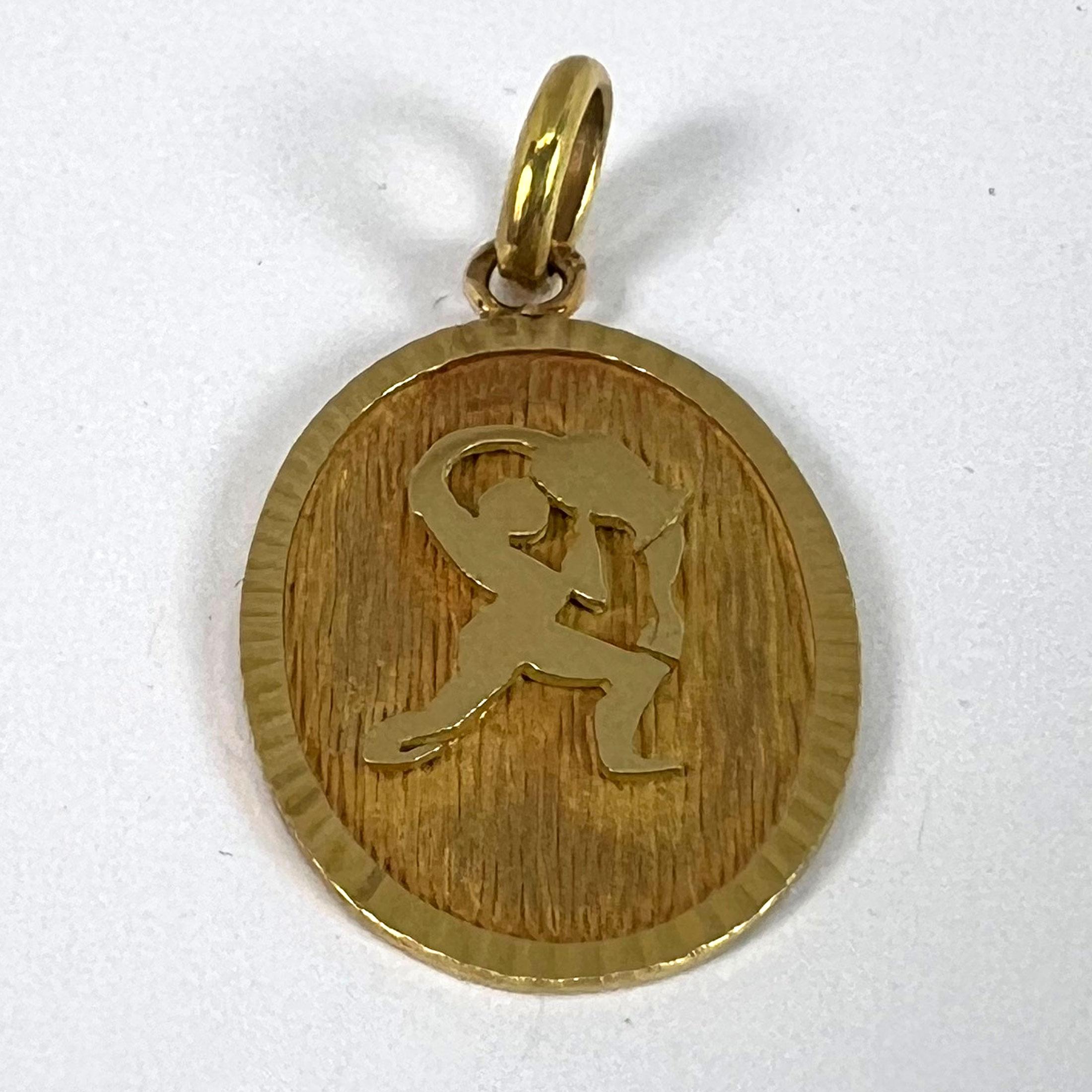 Pendentif médaille à breloques en or jaune 18K signe du Verseau Zodiac en vente 9