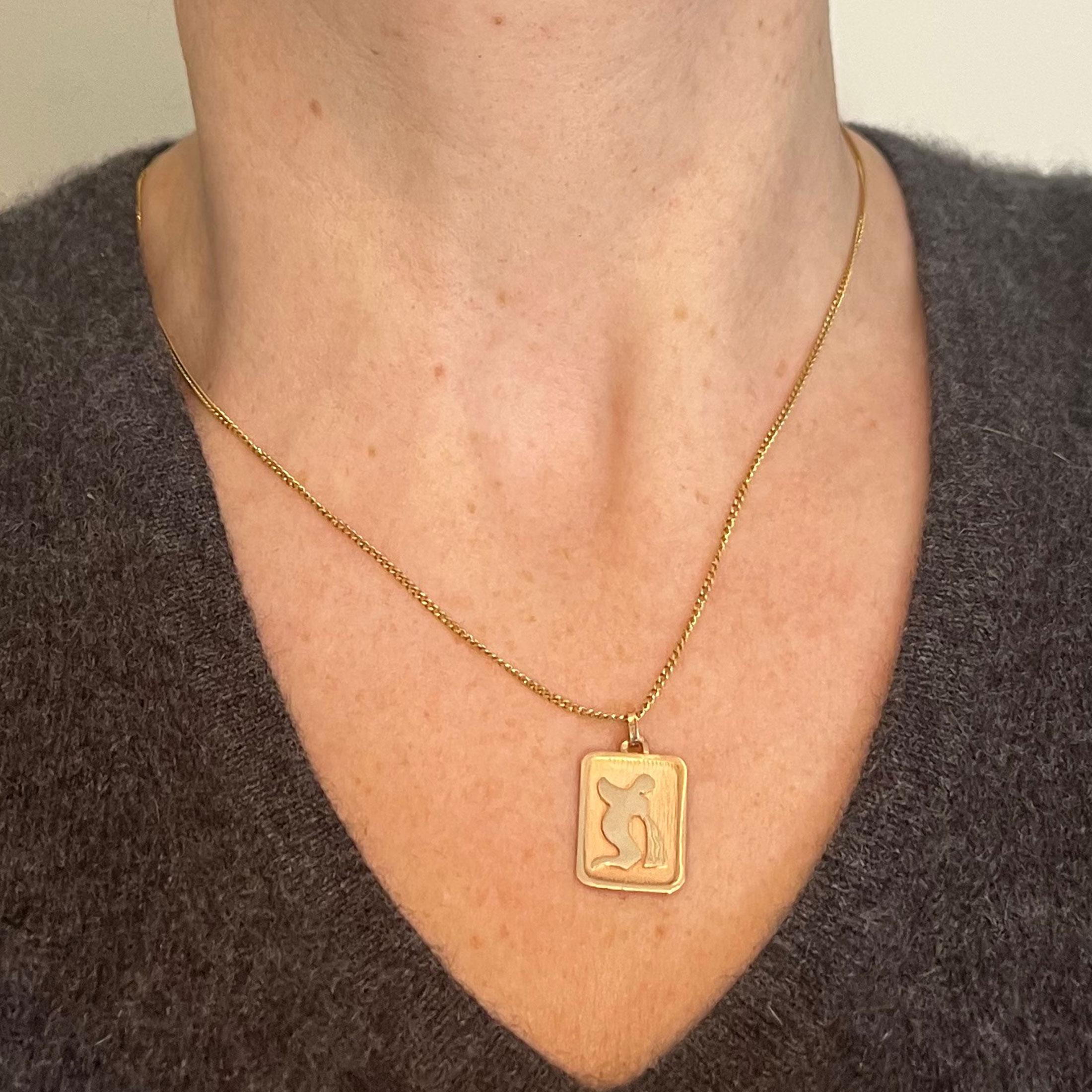 Pendentif médaille à breloques en or jaune 18K signe du Verseau Zodiac Unisexe en vente
