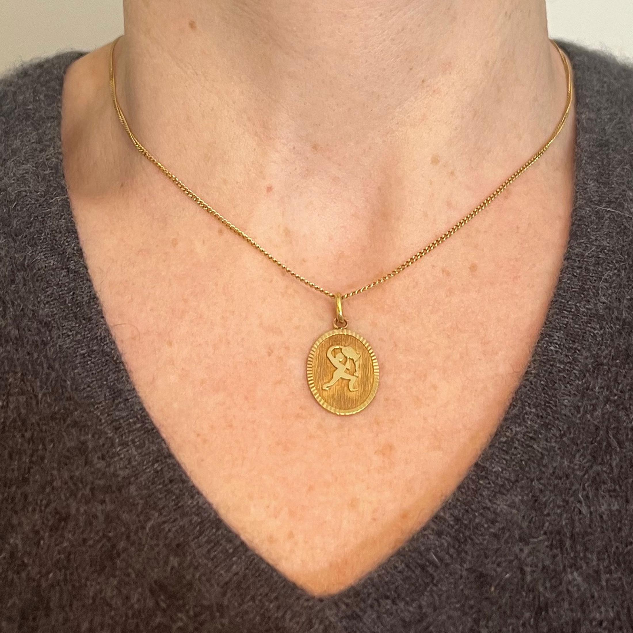 Pendentif médaille à breloques en or jaune 18K signe du Verseau Zodiac Unisexe en vente