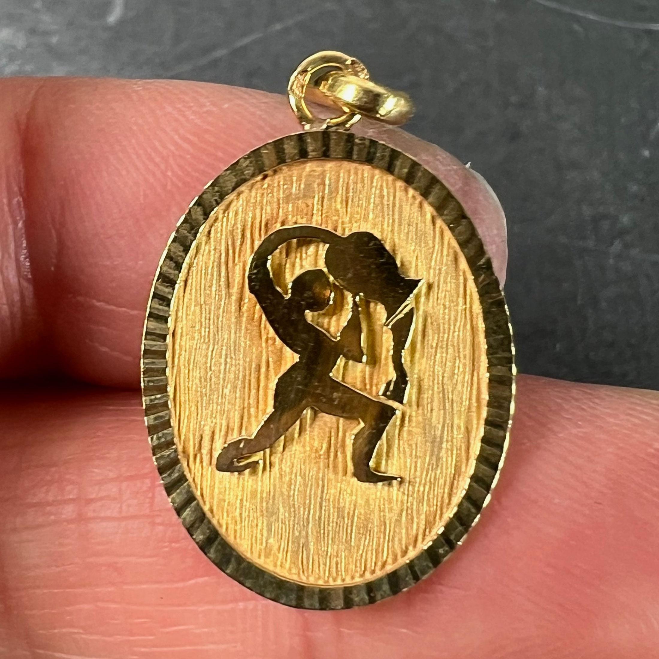 Pendentif médaille à breloques en or jaune 18K signe du Verseau Zodiac en vente 1