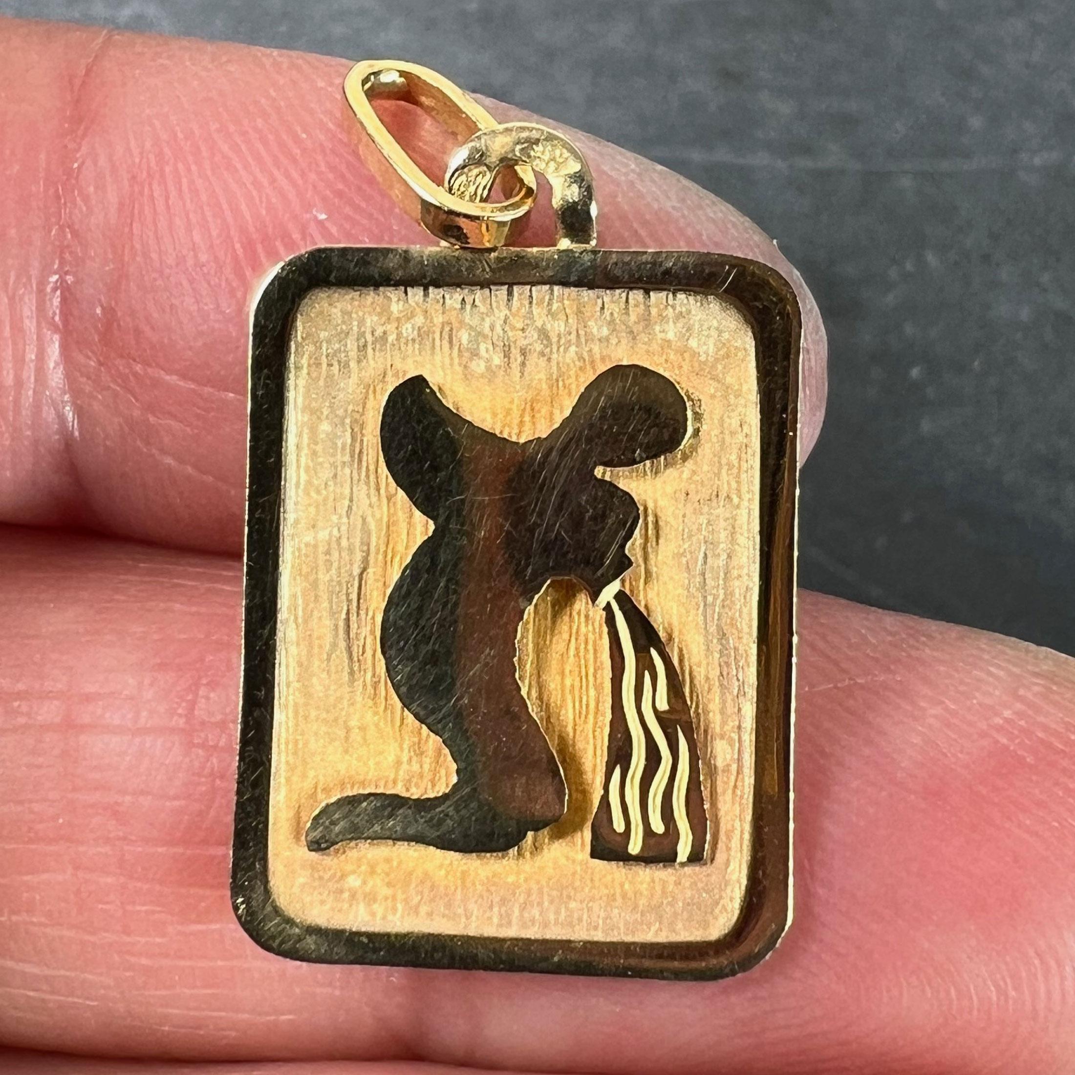 Ciondolo a forma di medaglia con charme in oro giallo 18 carati con segno zodiacale Acquario francese in vendita 1