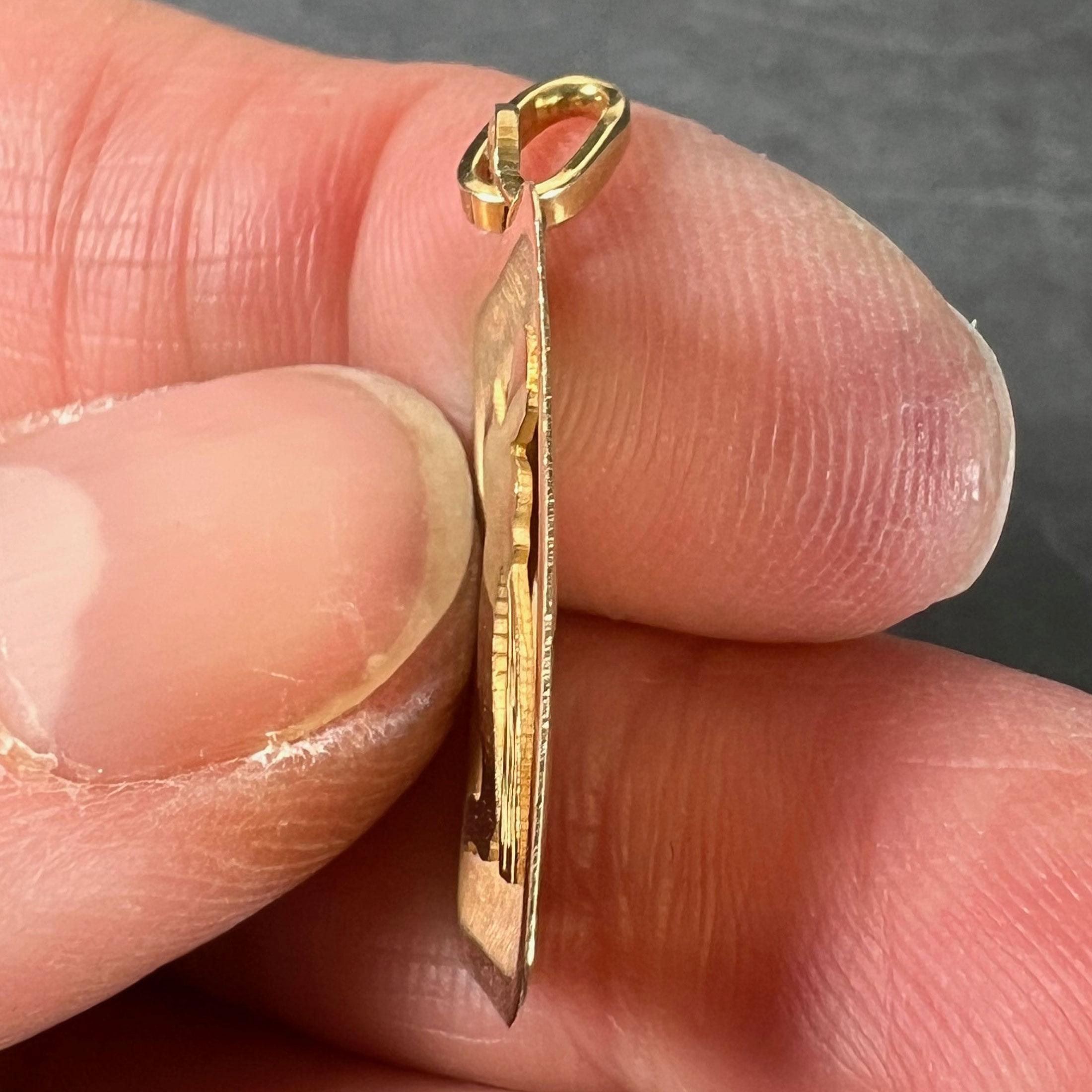 Ciondolo a forma di medaglia con charme in oro giallo 18 carati con segno zodiacale Acquario francese in vendita 2