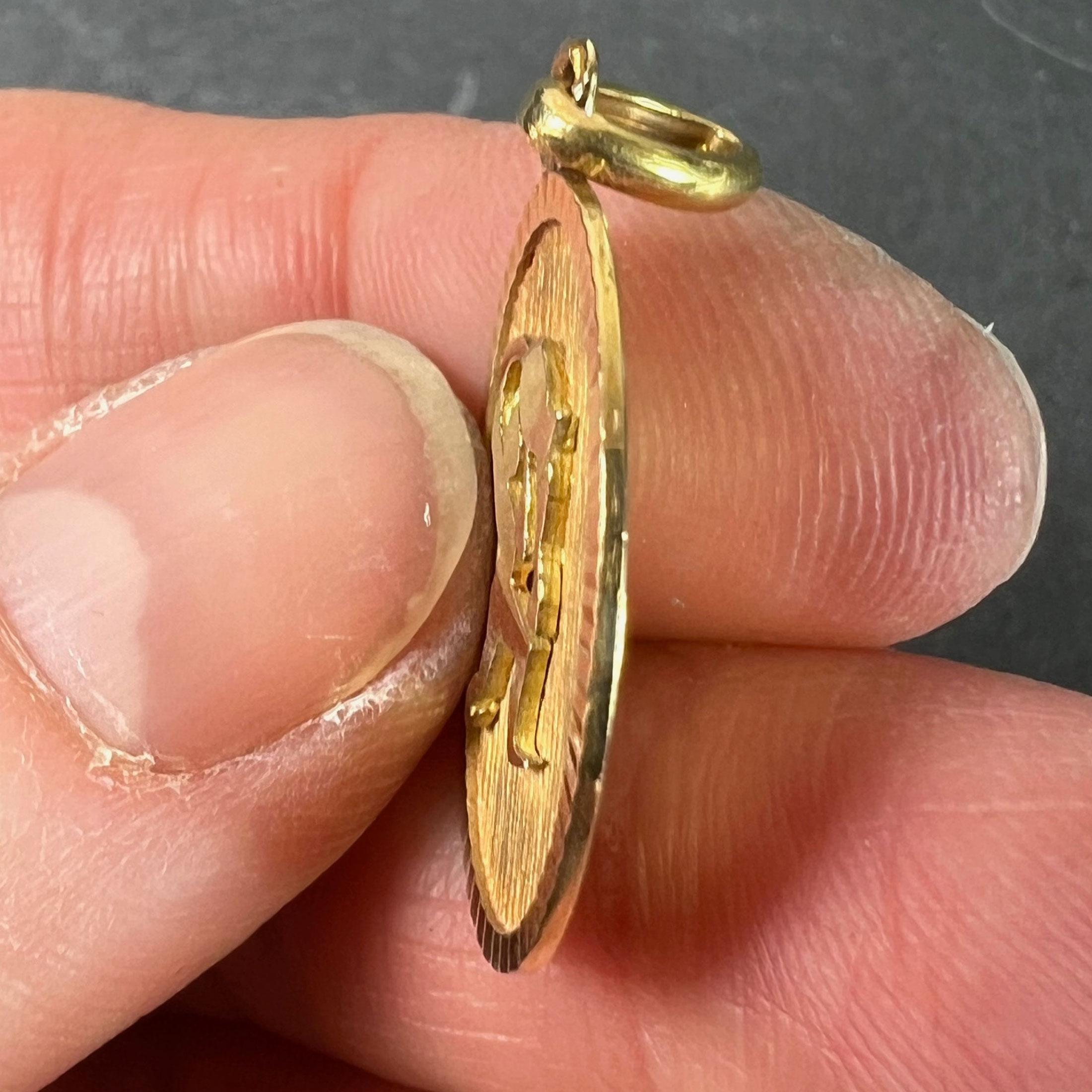 Pendentif médaille à breloques en or jaune 18K signe du Verseau Zodiac en vente 3