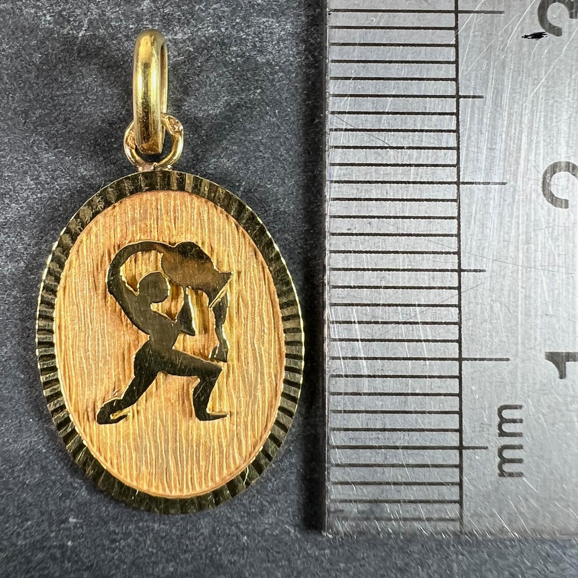 Pendentif médaille à breloques en or jaune 18K signe du Verseau Zodiac en vente 5