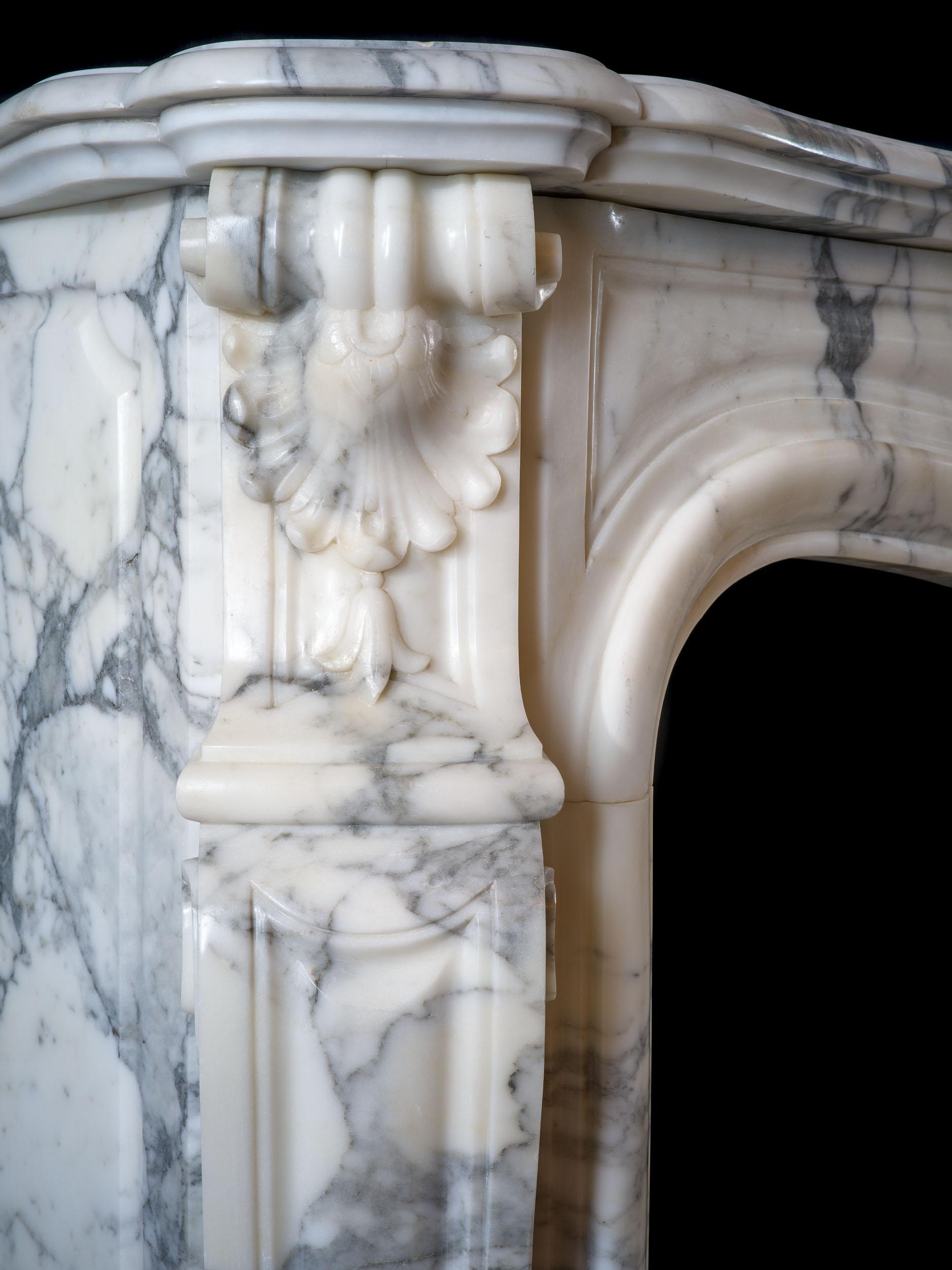 Rococo Cheminée rococo française Arabescato en marbre en vente