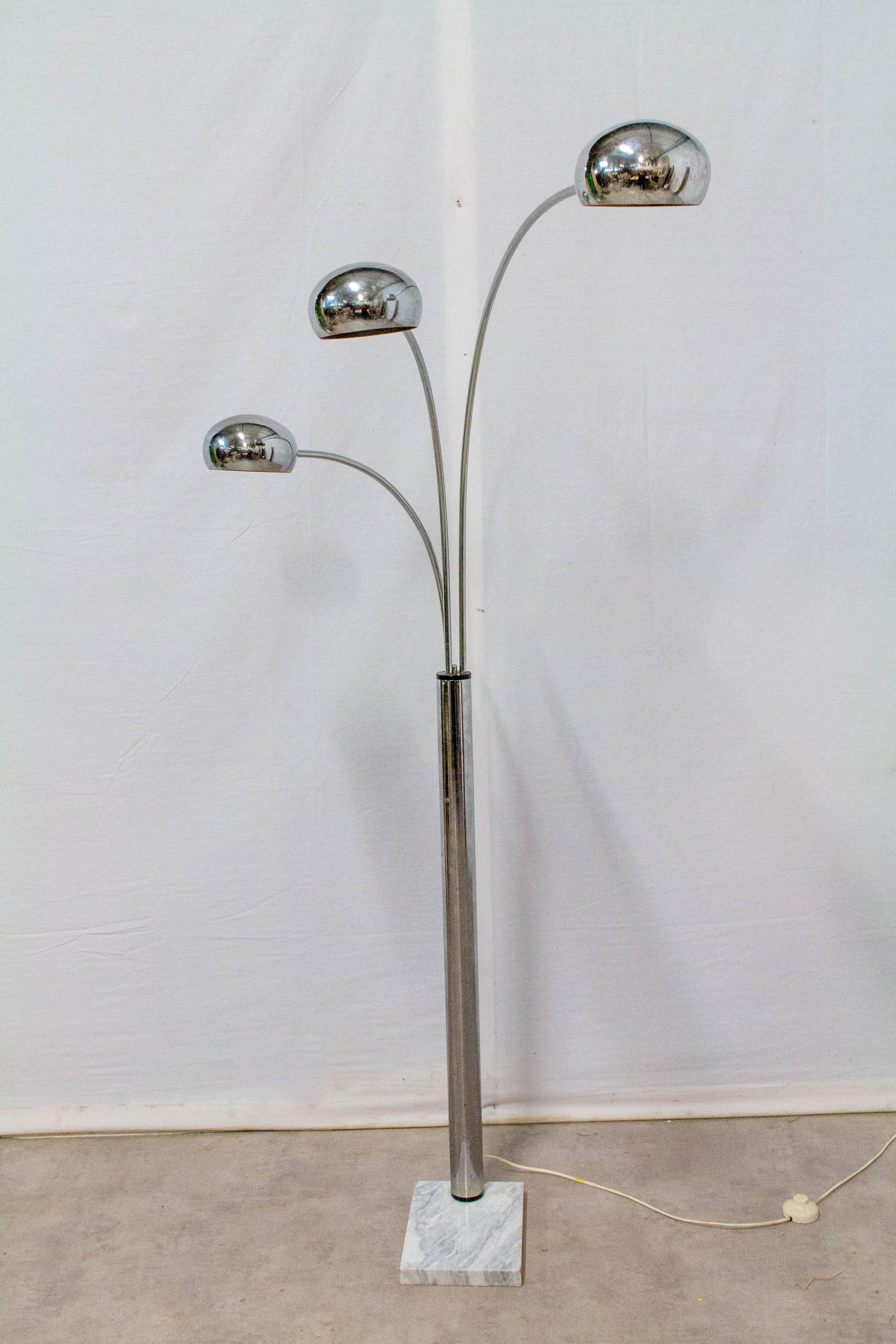 Französische Arc-Stehlampe aus Chrom und Marmor im Stil von Christian Koban, um 1970 (Moderne der Mitte des Jahrhunderts) im Angebot