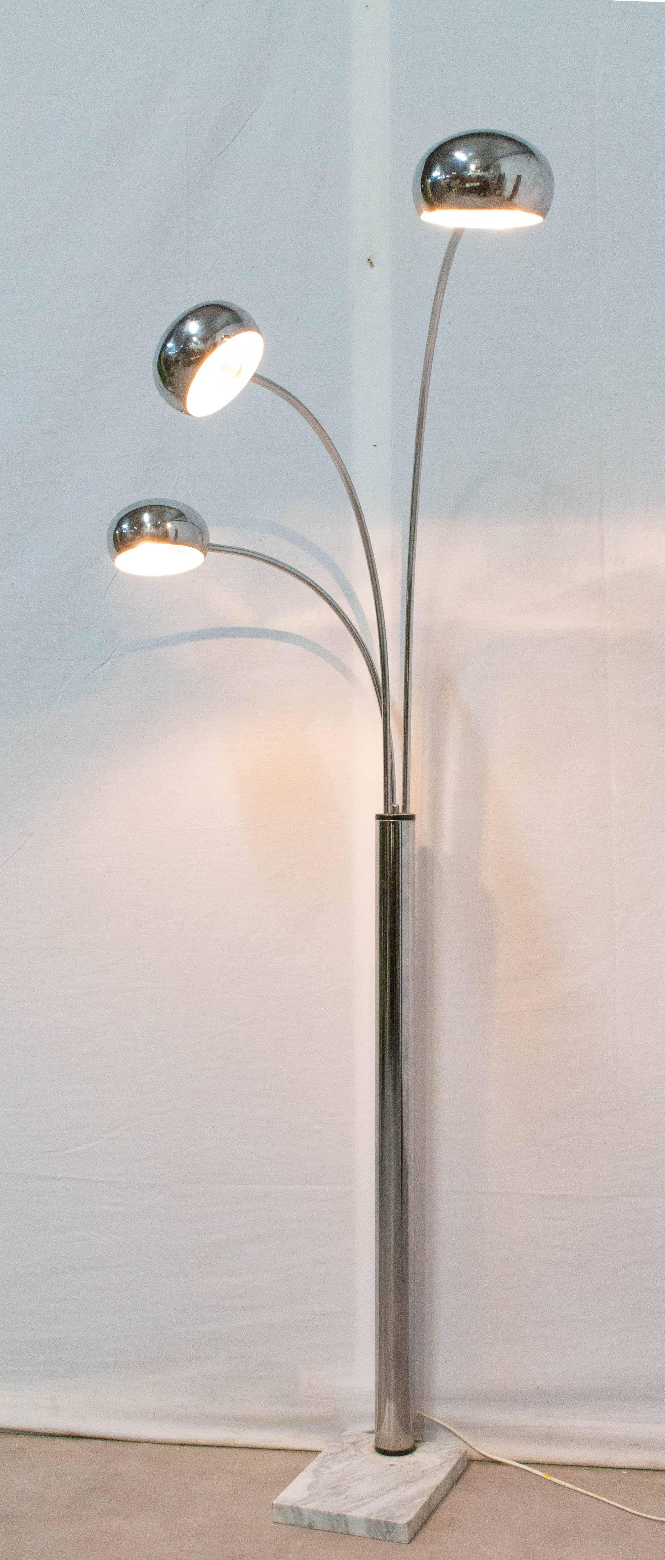 Französische Arc-Stehlampe aus Chrom und Marmor im Stil von Christian Koban, um 1970 im Zustand „Gut“ im Angebot in Labrit, Landes