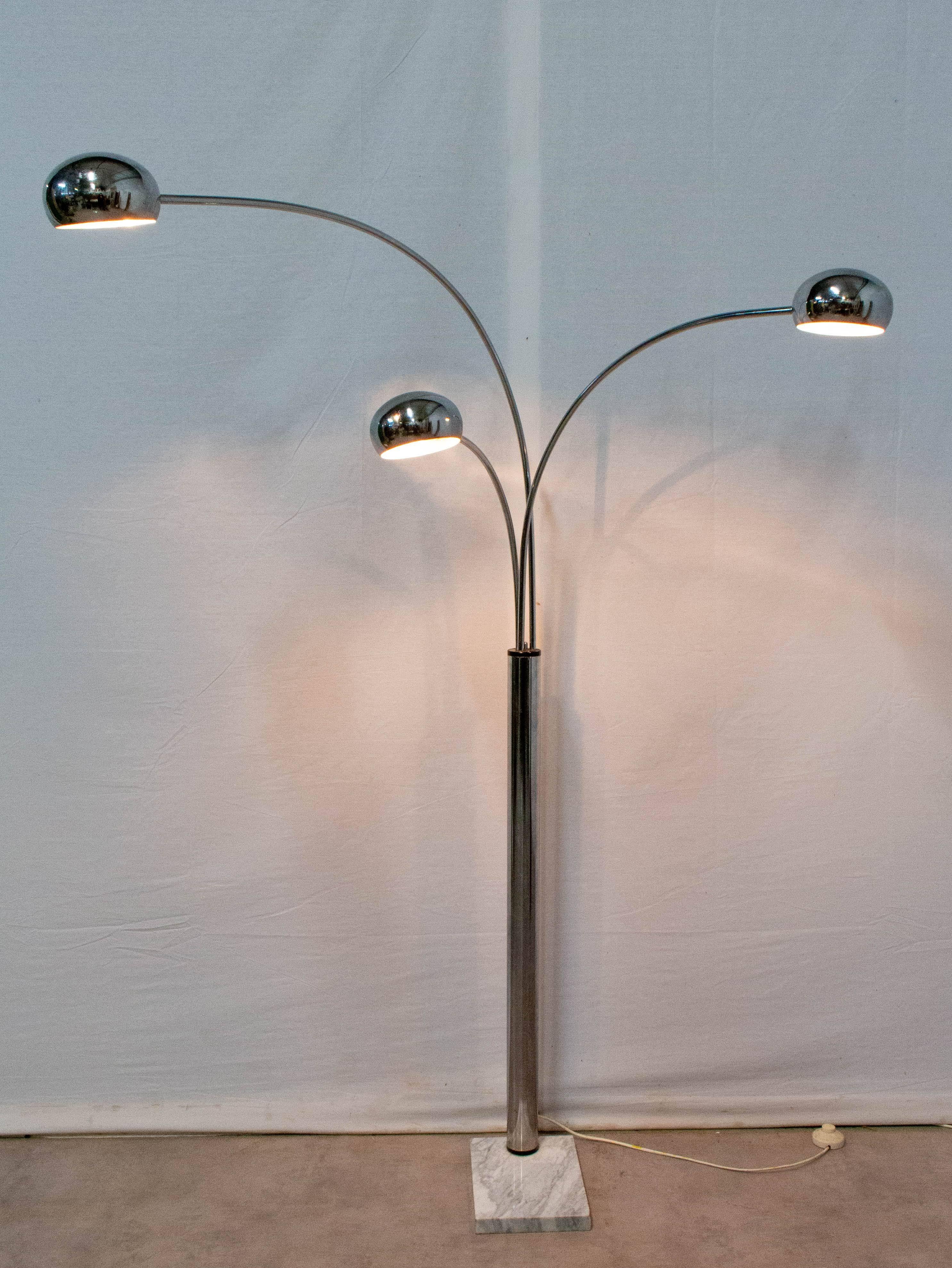 French Arc Floor Lamp in Chrome and Marble style Christian Koban, circa 1970 In Good Condition In Labrit, Landes