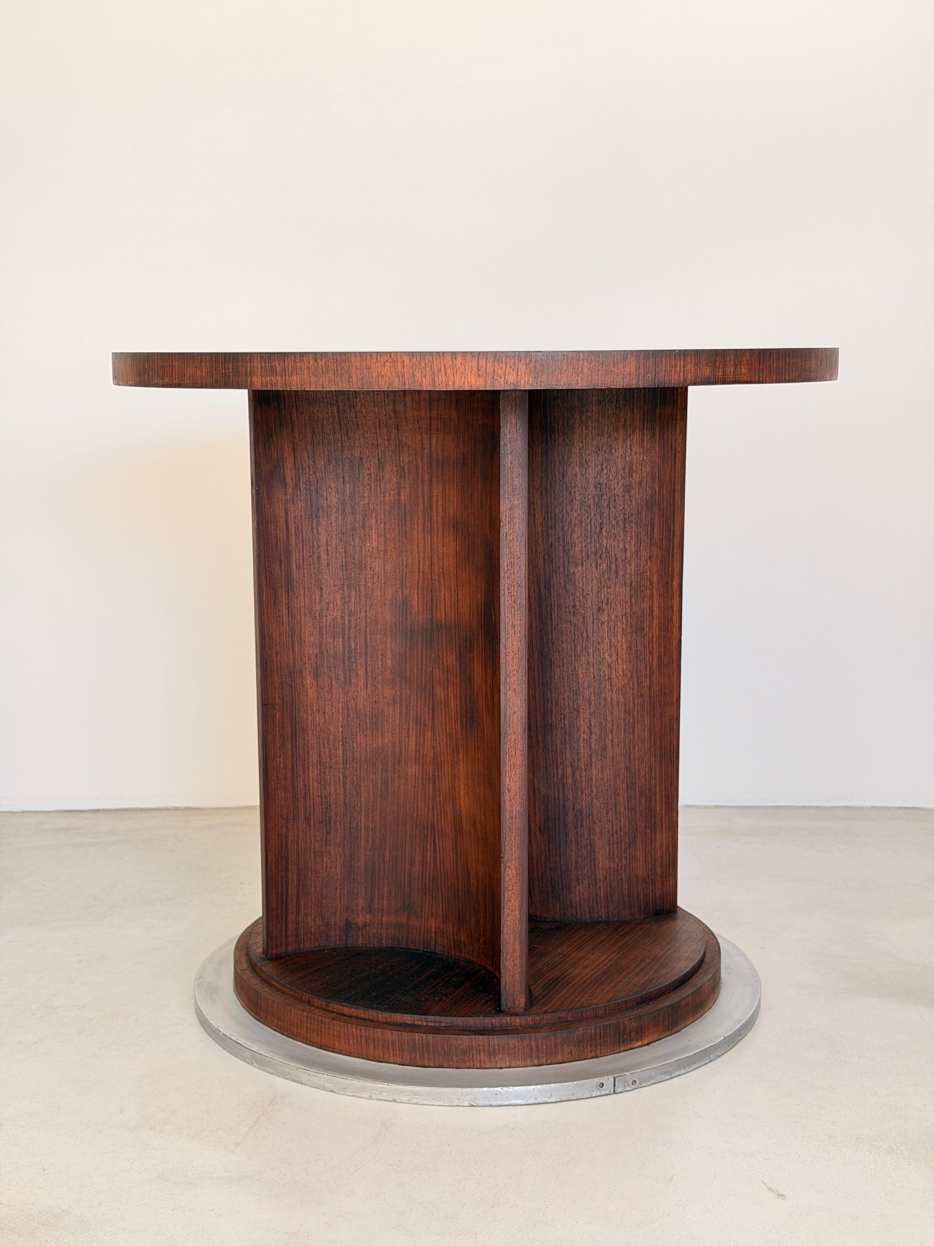 
A sublime French Art Deco side or occasional table, attributed to the celebrated designer and decorator Jules Leleu (1883-1961), perfectly embodying the Modernist style of the 1930s.

This exceptional piece is distinguished by its bold,