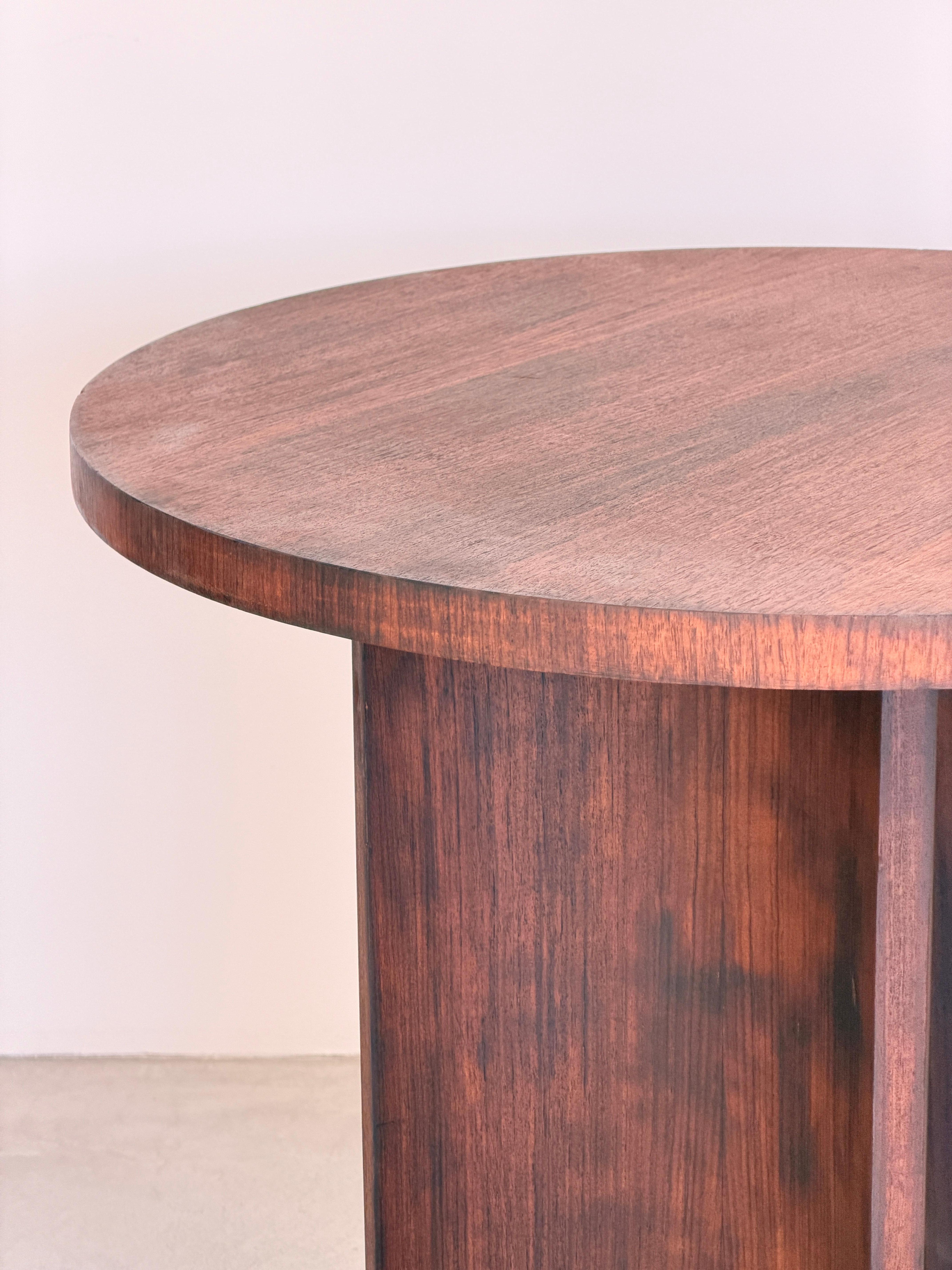 French Architectural Art Deco Table in Rosewood Veneer Attributed to Jules Leleu In Good Condition For Sale In leucate, FR