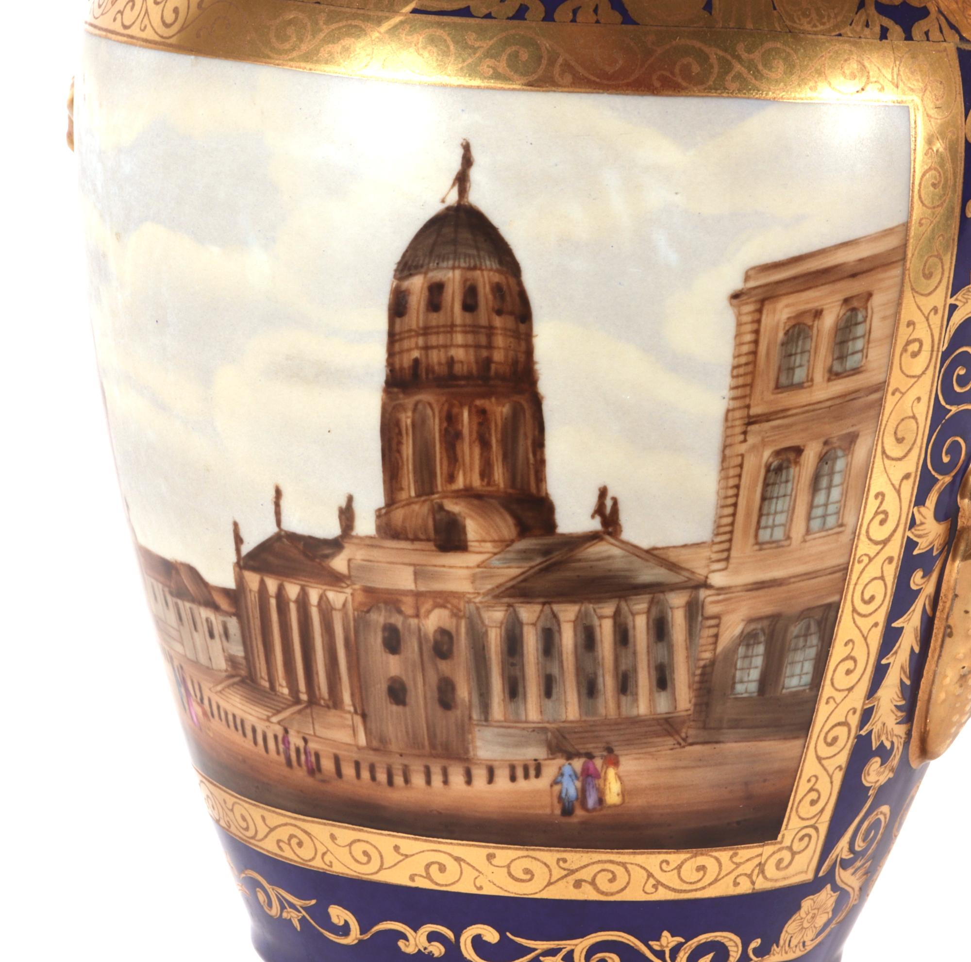 Vasi architettonici francesi in porcellana, una coppia in vendita 3