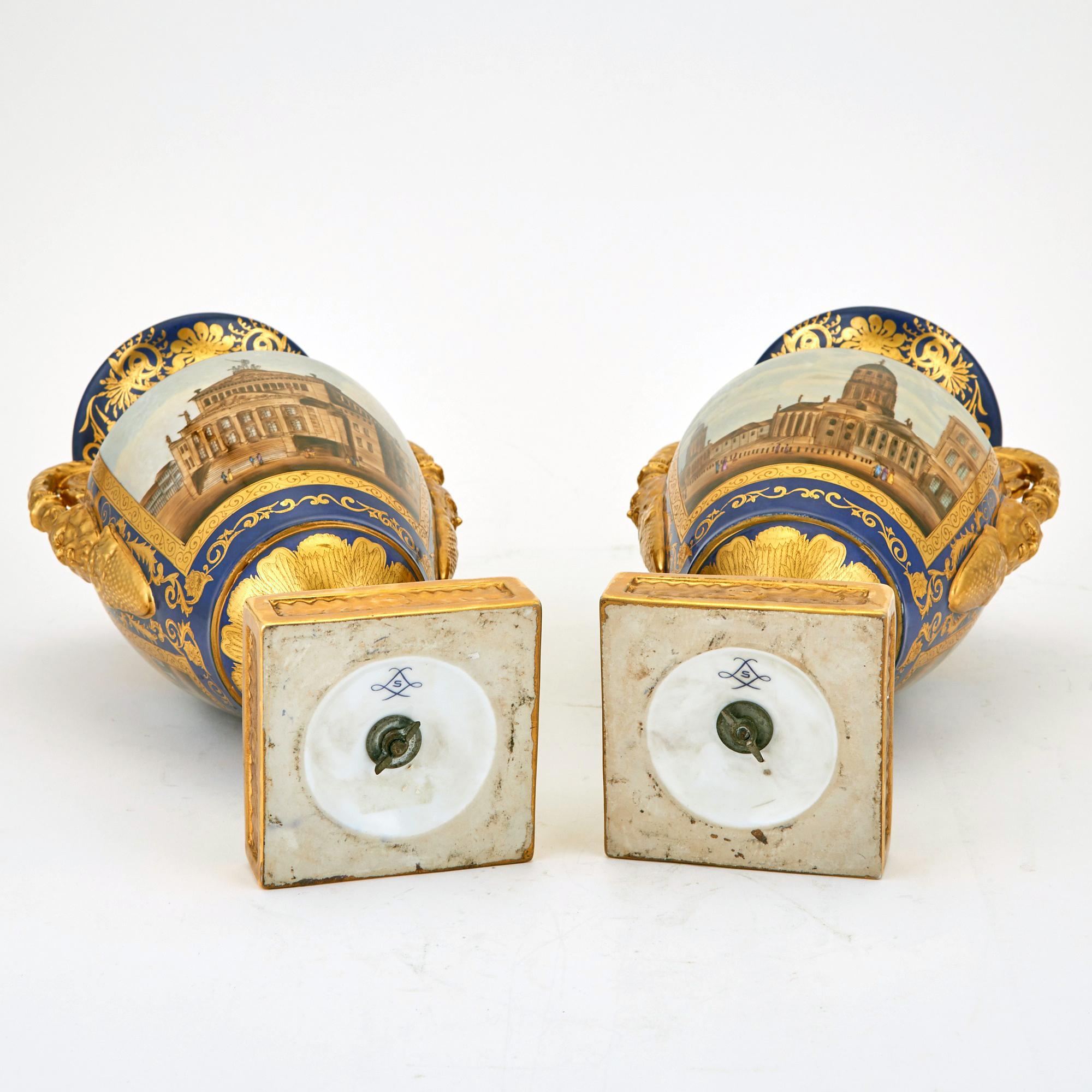 Vasi architettonici francesi in porcellana, una coppia In condizioni buone in vendita a Downingtown, PA