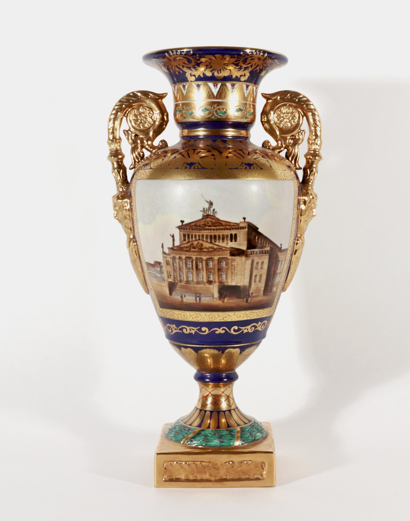 XIX secolo Vasi architettonici francesi in porcellana, una coppia in vendita