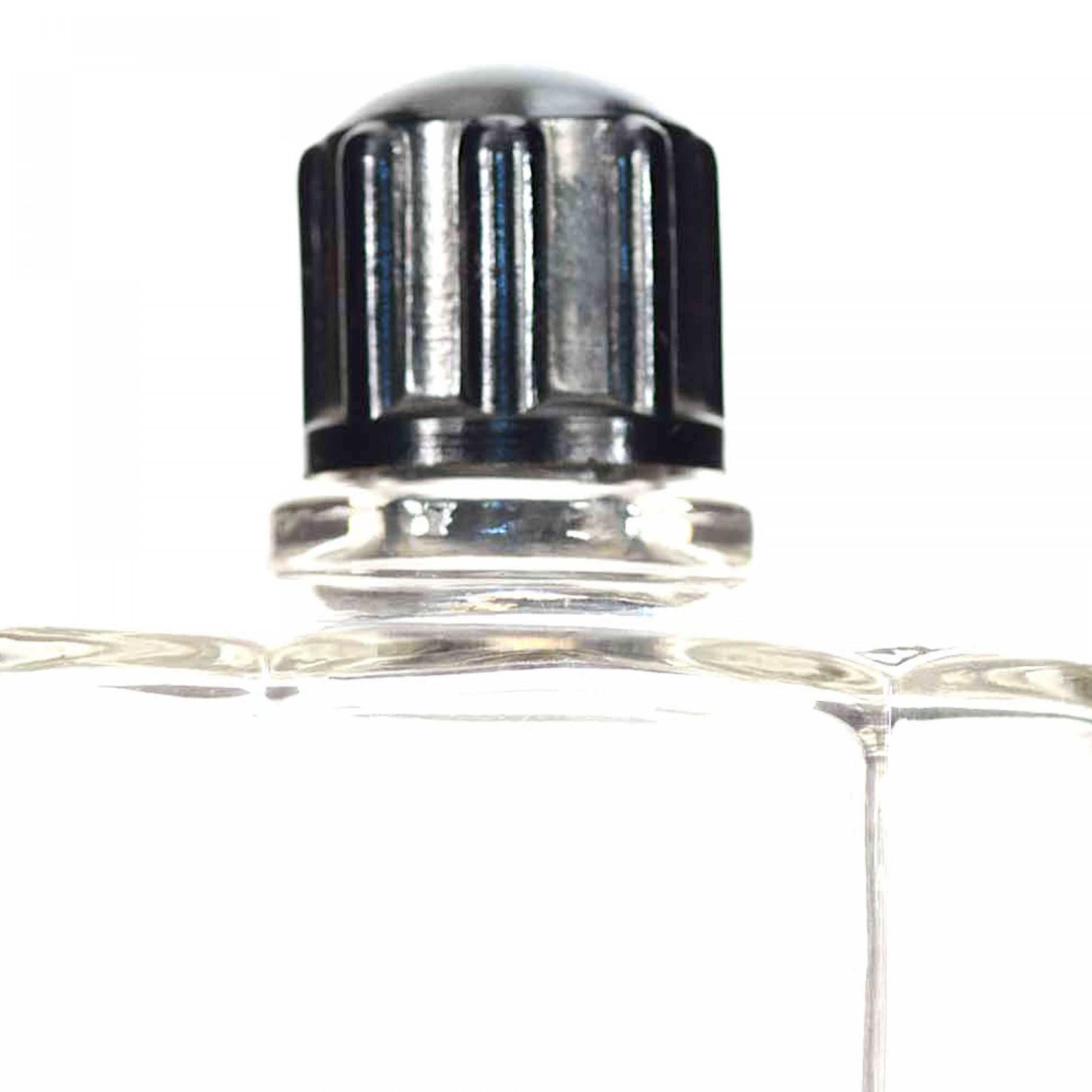 Flacone di profumo francese in vetro trasparente sfaccettato Art Deco con disegno geometrico smaltato in verde e argento e tappo a vite in plastica nera.