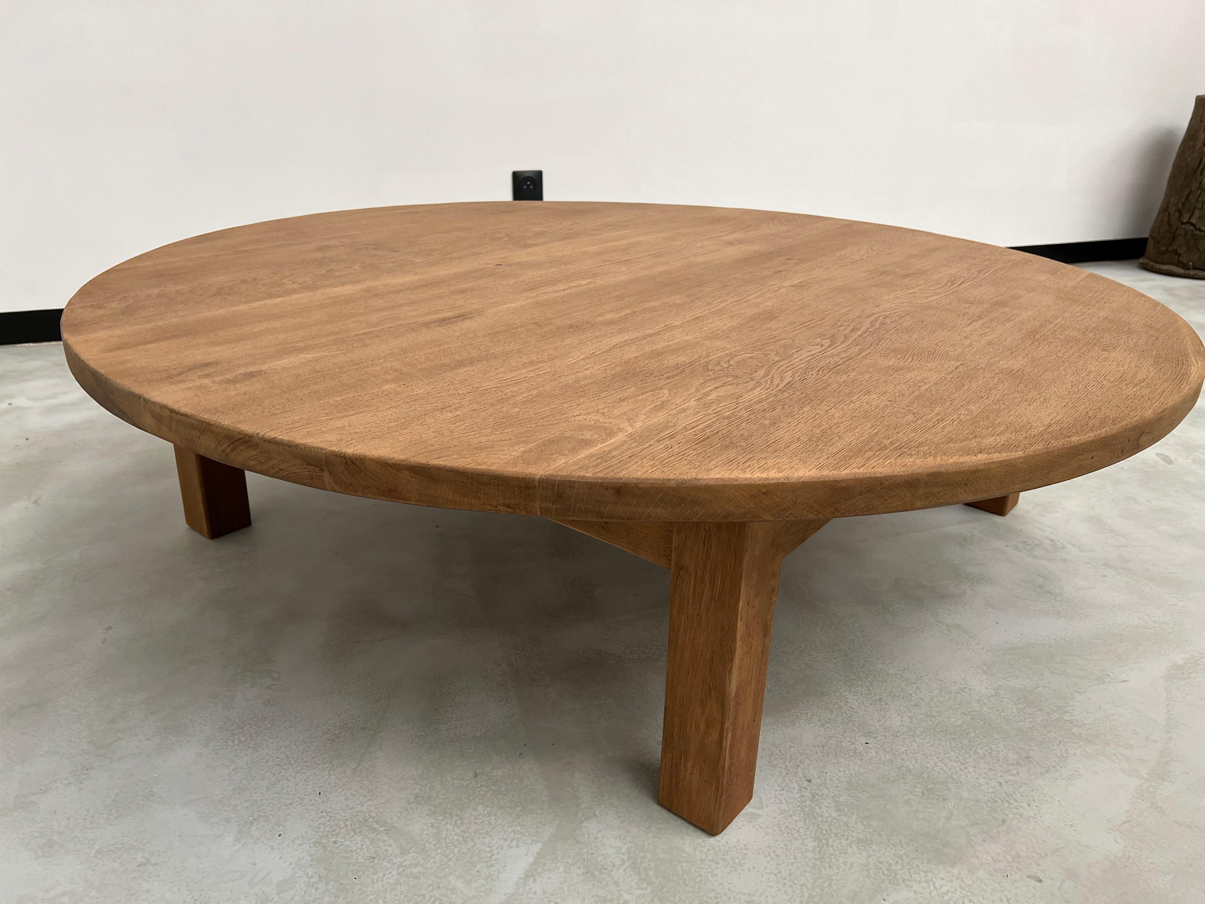 French arge circular coffee table from the 1950s, in oak For Sale 5