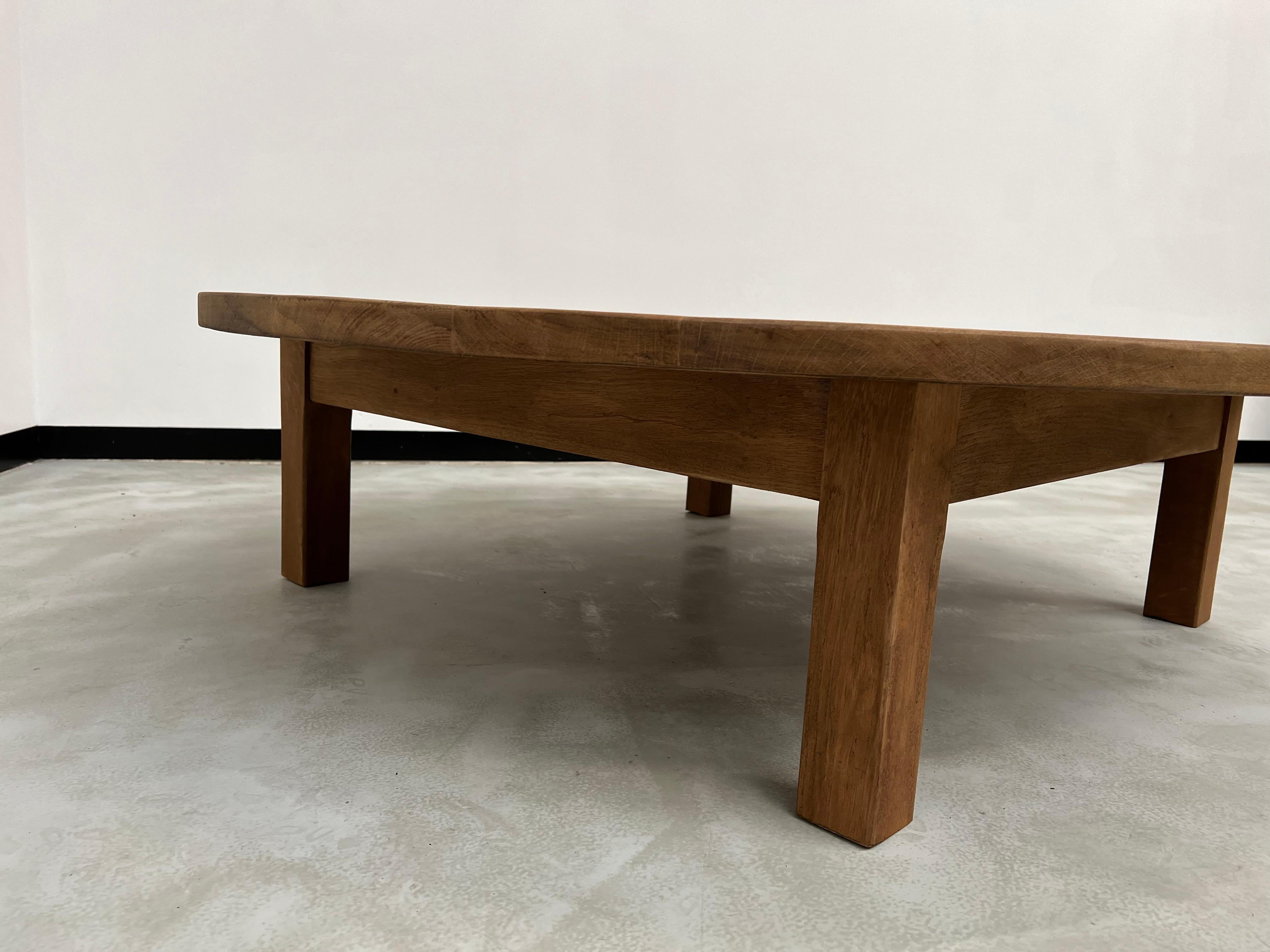 French arge circular coffee table from the 1950s, in oak For Sale 6