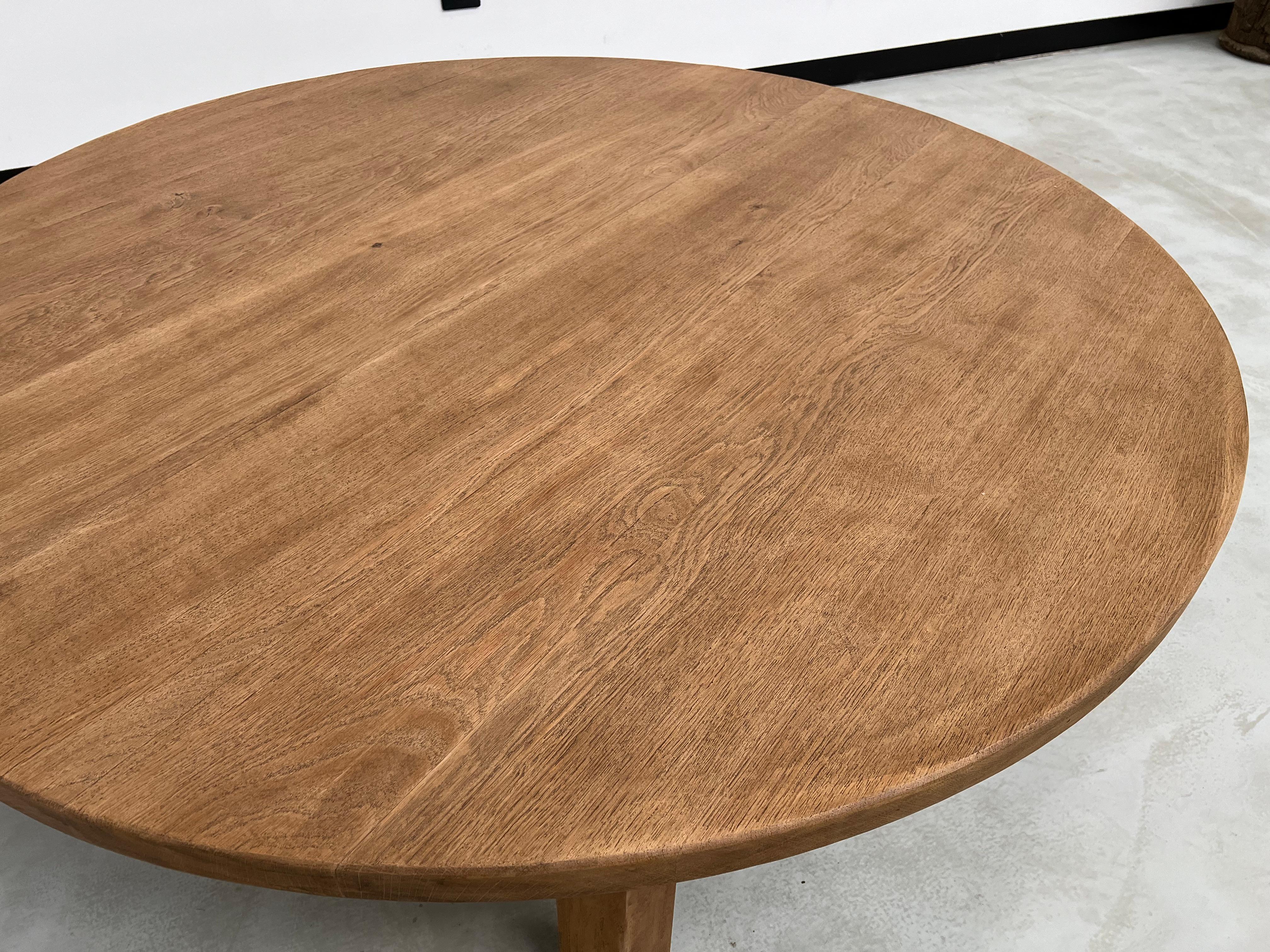 French arge circular coffee table from the 1950s, in oak For Sale 8