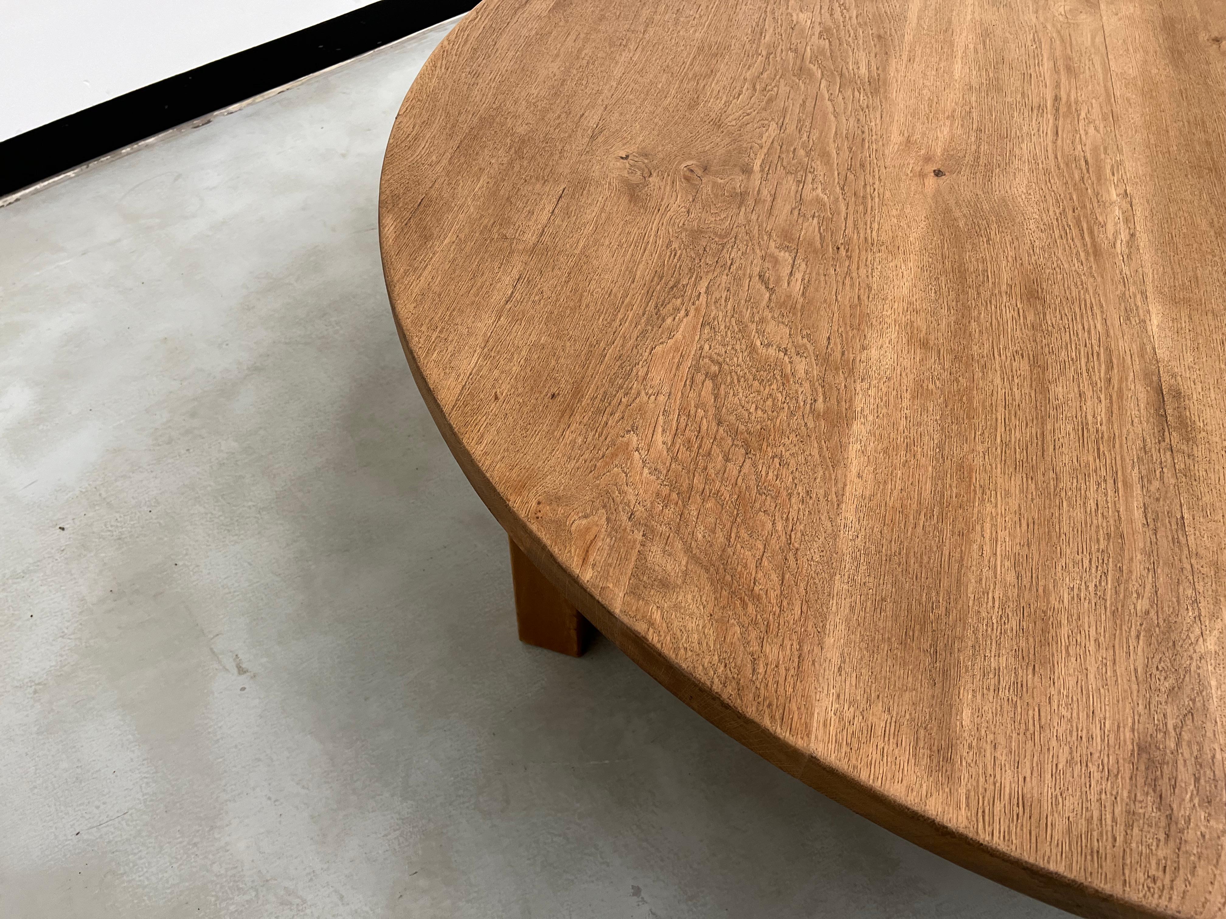 French arge circular coffee table from the 1950s, in oak 9
