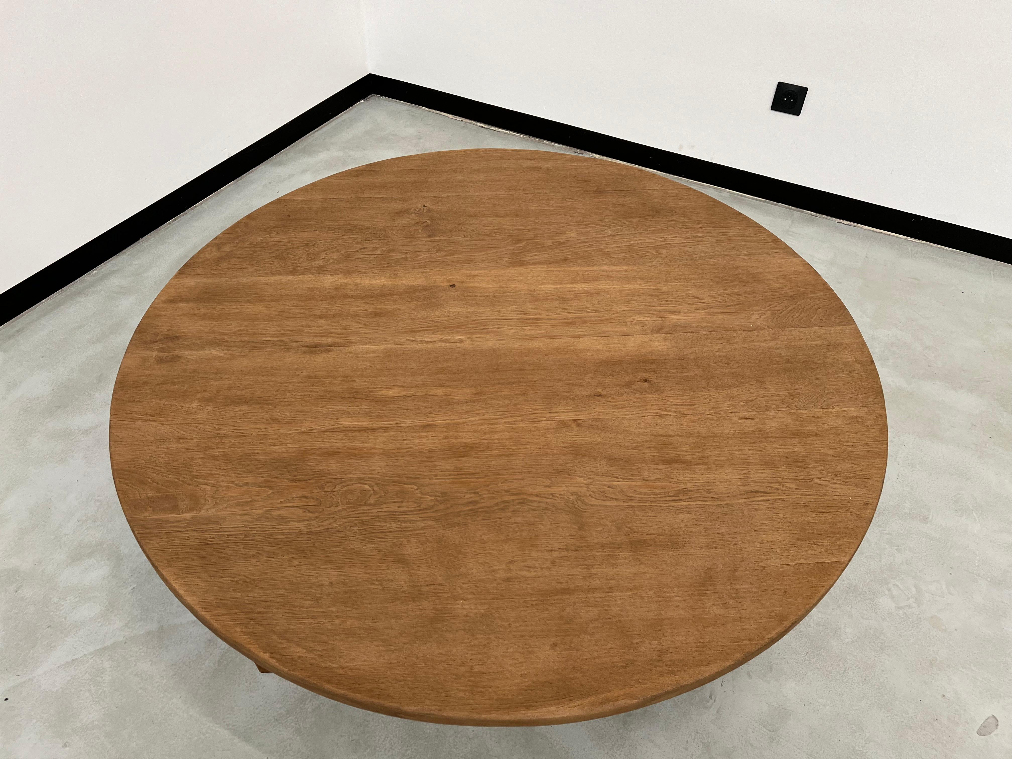 French arge circular coffee table from the 1950s, in oak For Sale 11