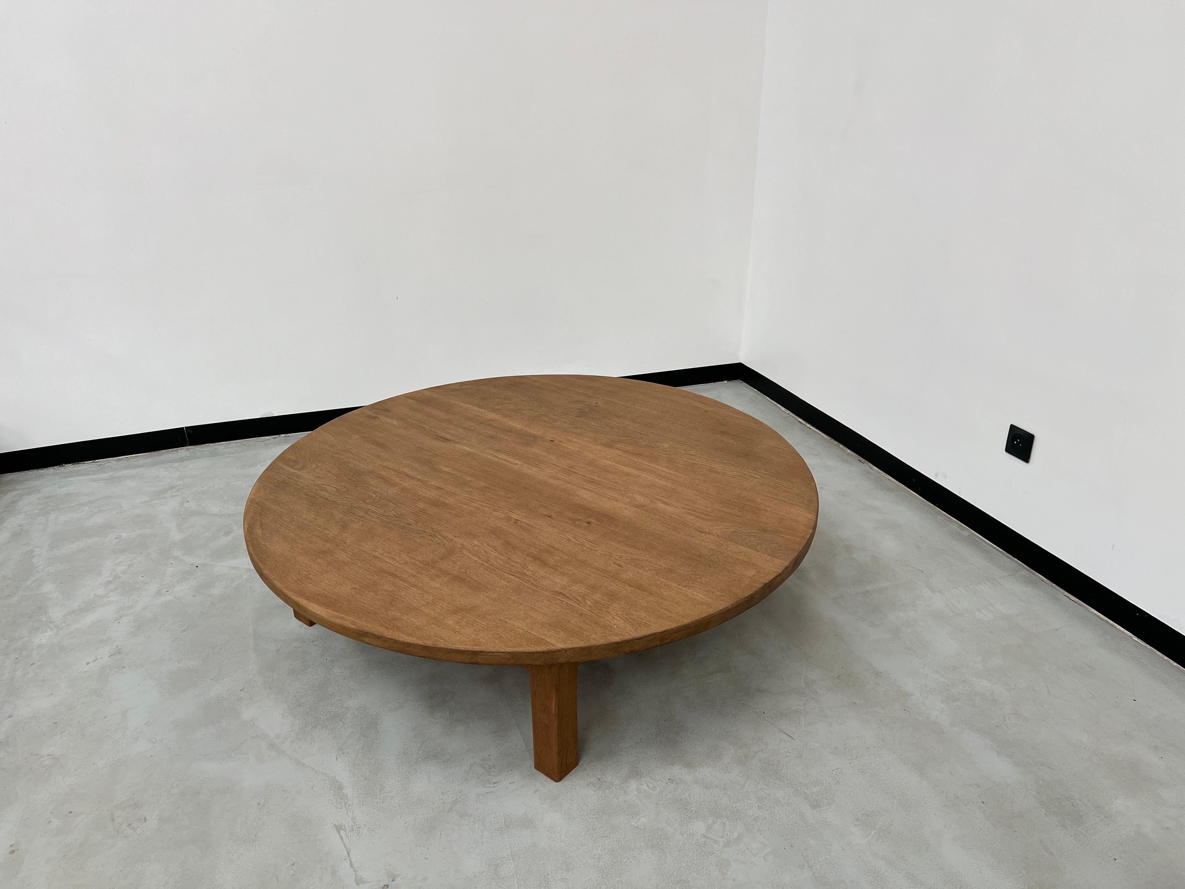 French arge circular coffee table from the 1950s, in oak For Sale 12