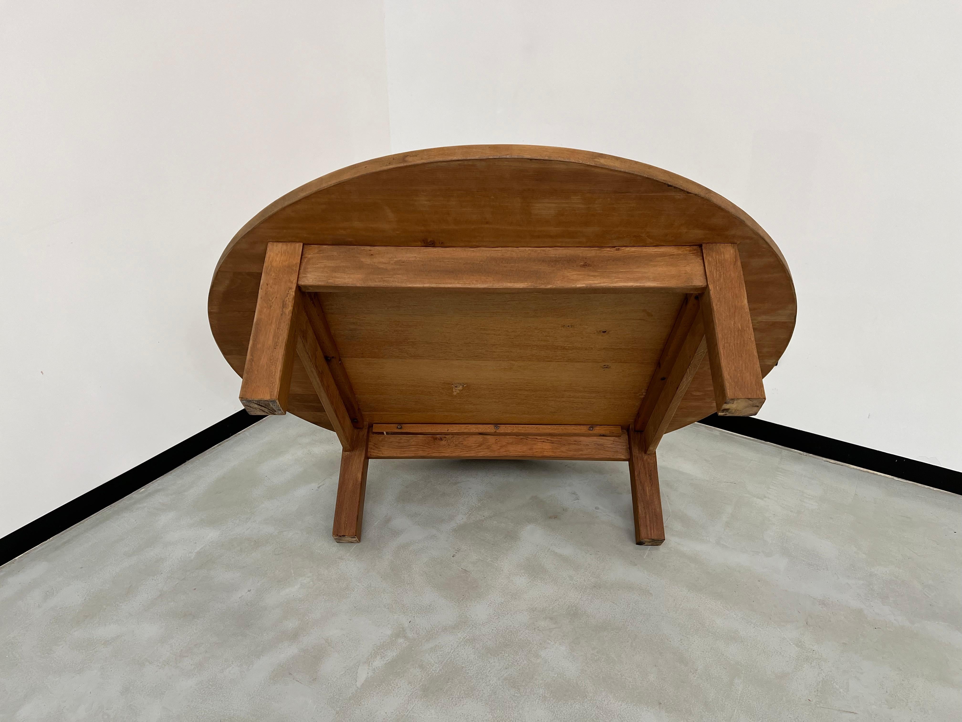 French arge circular coffee table from the 1950s, in oak 13