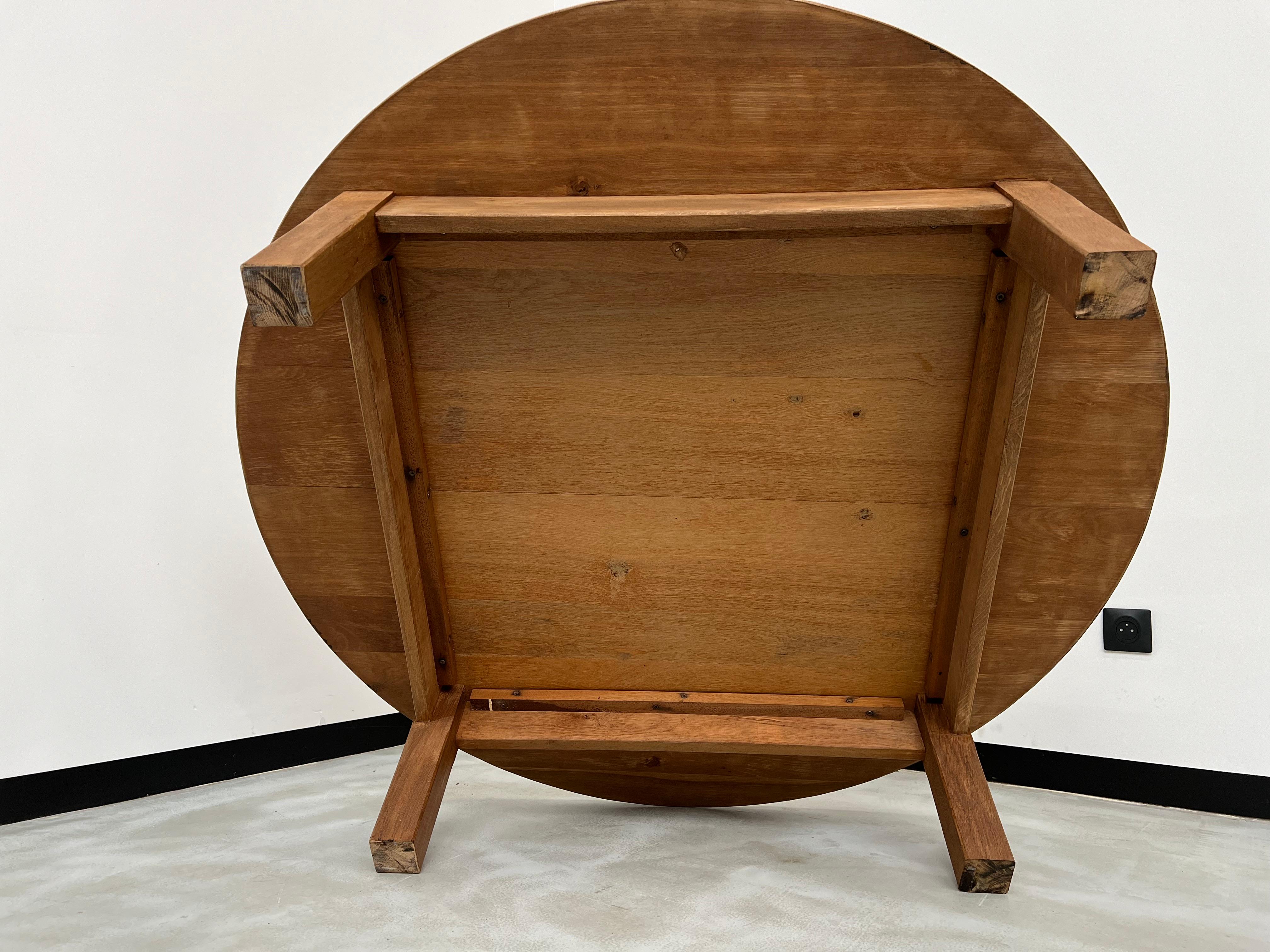 French arge circular coffee table from the 1950s, in oak 14