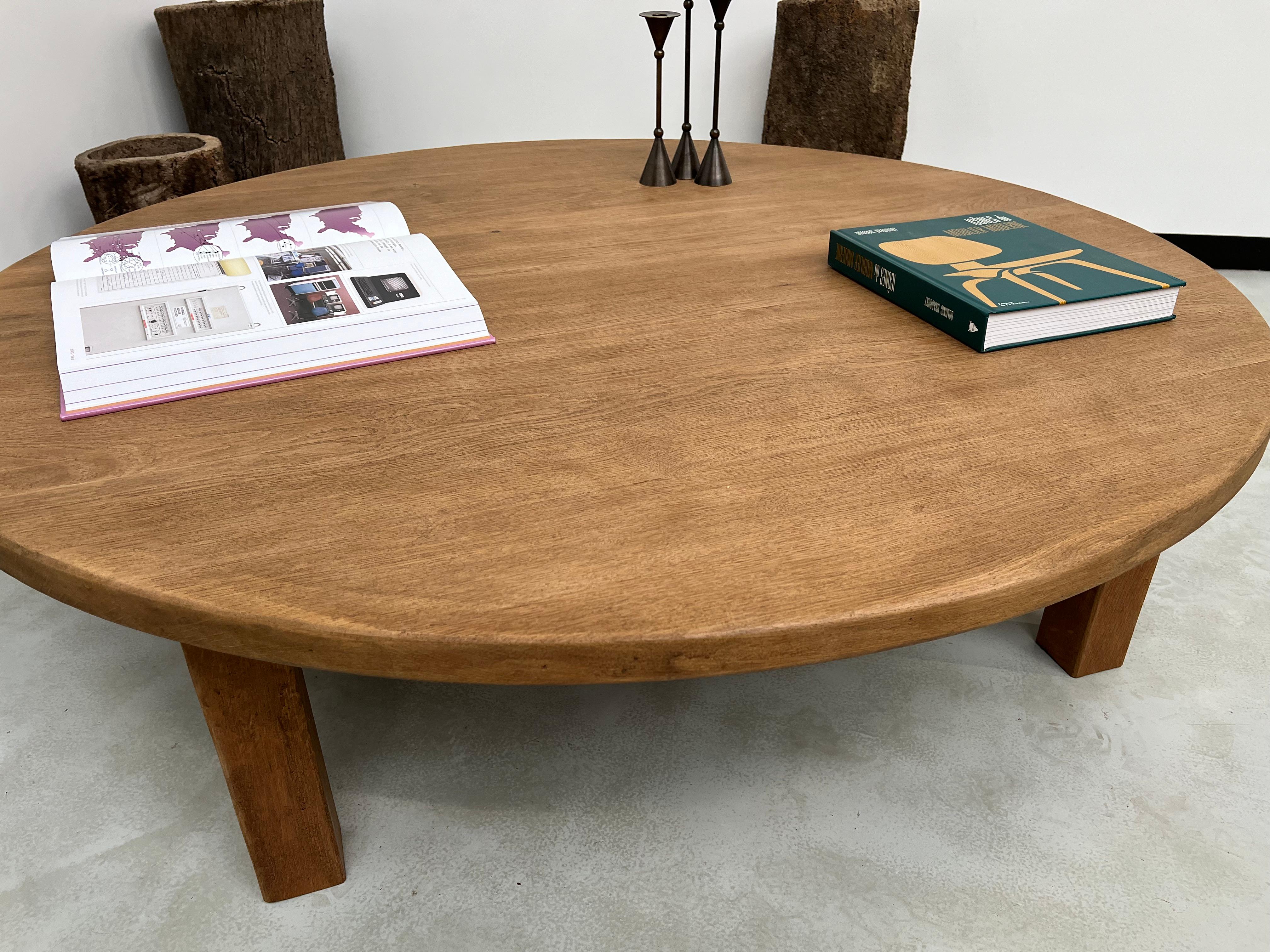 French arge circular coffee table from the 1950s, in oak For Sale 2