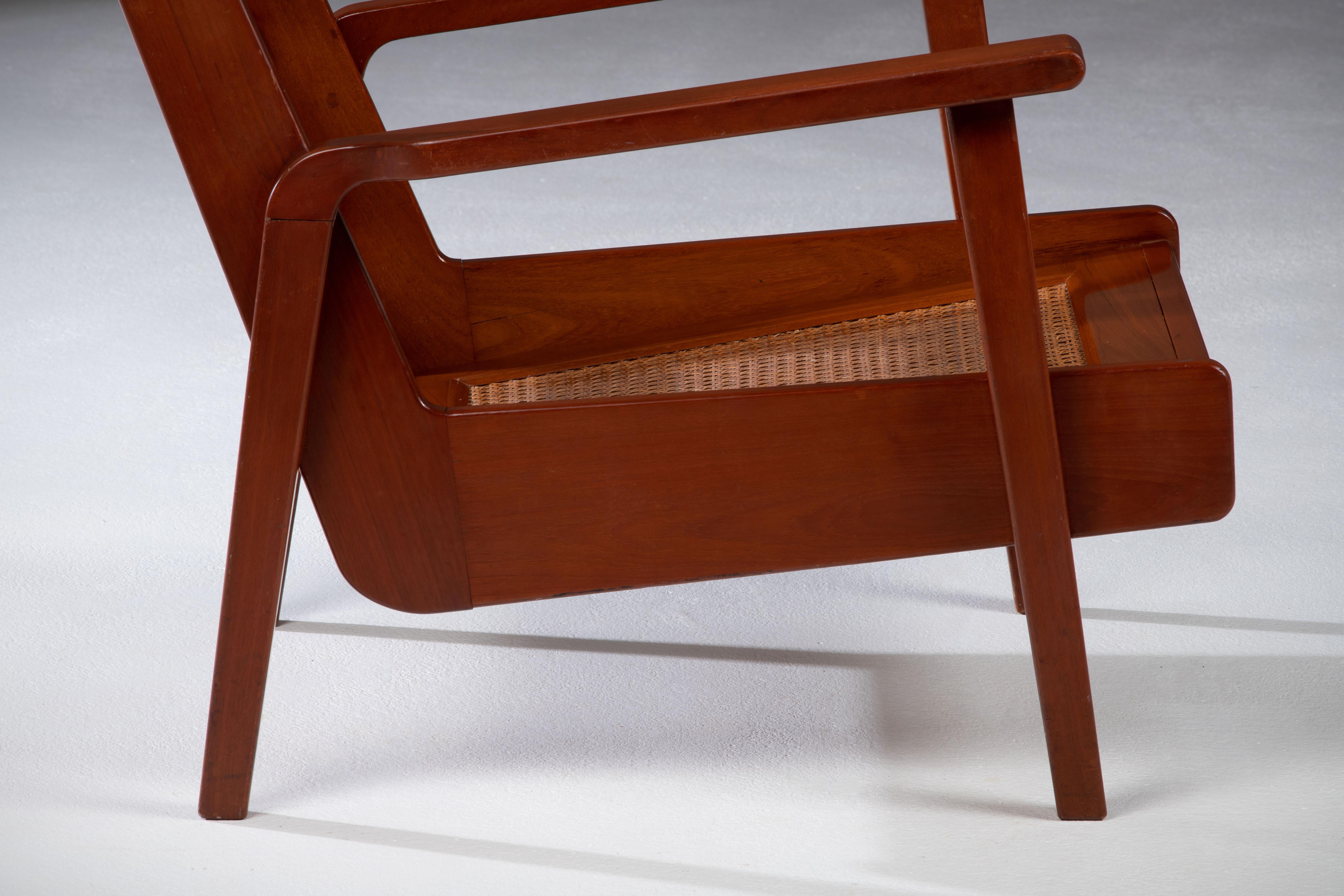 Einzigartiger Sessel, 1940, modernistisches Nachkriegsdesign.
Struktur aus massivem Mahagoni, Sitz und Rückenlehne aus originalem Rohrgeflecht.
