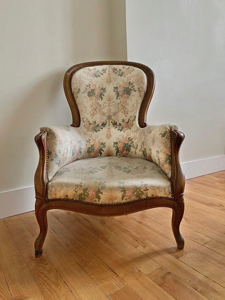 Very nice bergere armchair from the Louis-Philippe period, in the Louis XV style.
Large comfortable but elegant armchair.
The seat and back are well padded (as well as the armrests) to give it a very comfortable and soft seat.
The legs are