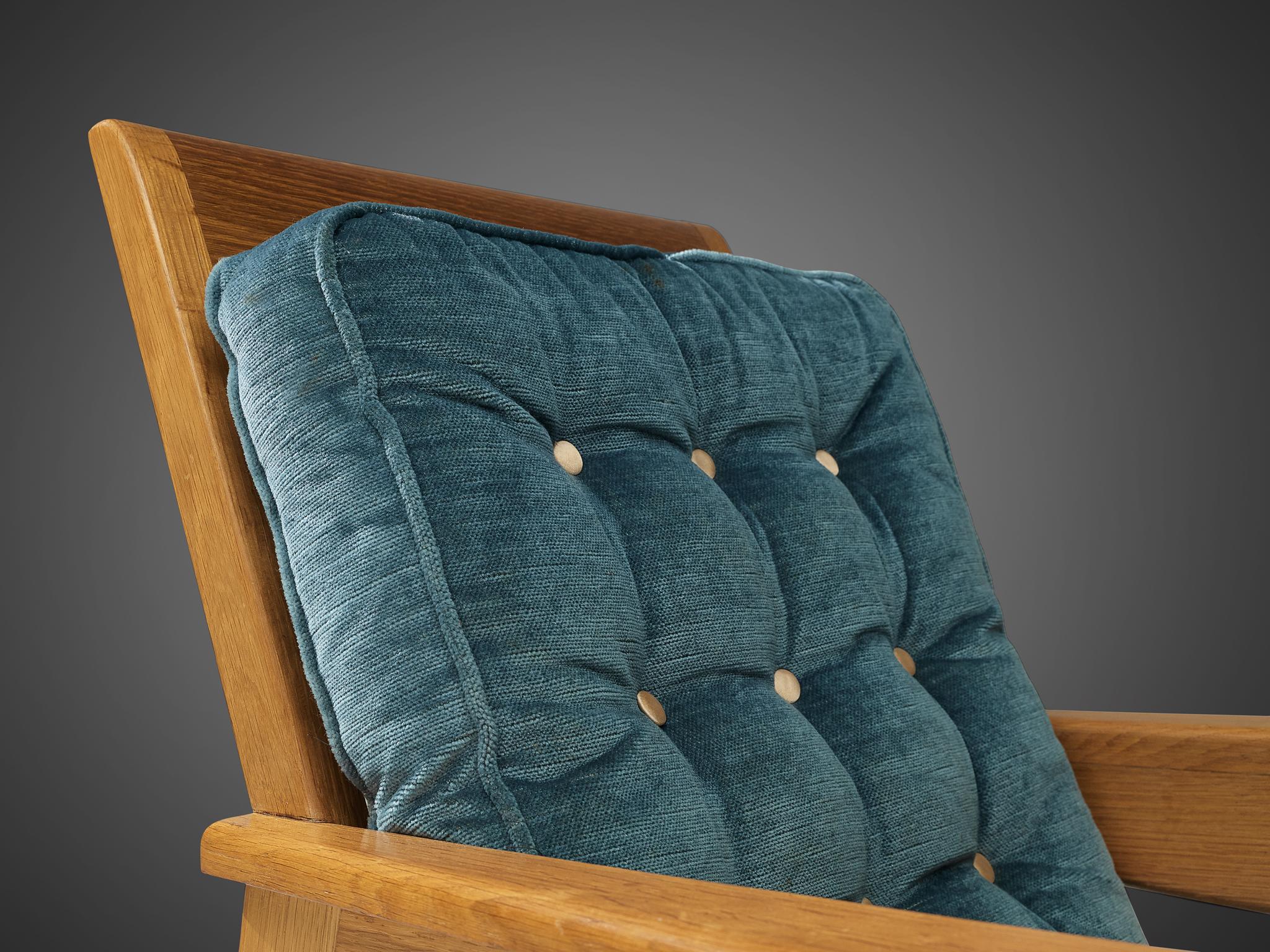 Sessel, Eiche, Samt, Frankreich, 1950er Jahre.

Der französische Designer hat bei der Gestaltung dieses besonderen Stuhls einen konstruktivistischen Ansatz verfolgt. Der Eichenholzrahmen basiert auf scharfen horizontalen und vertikalen Linien, die