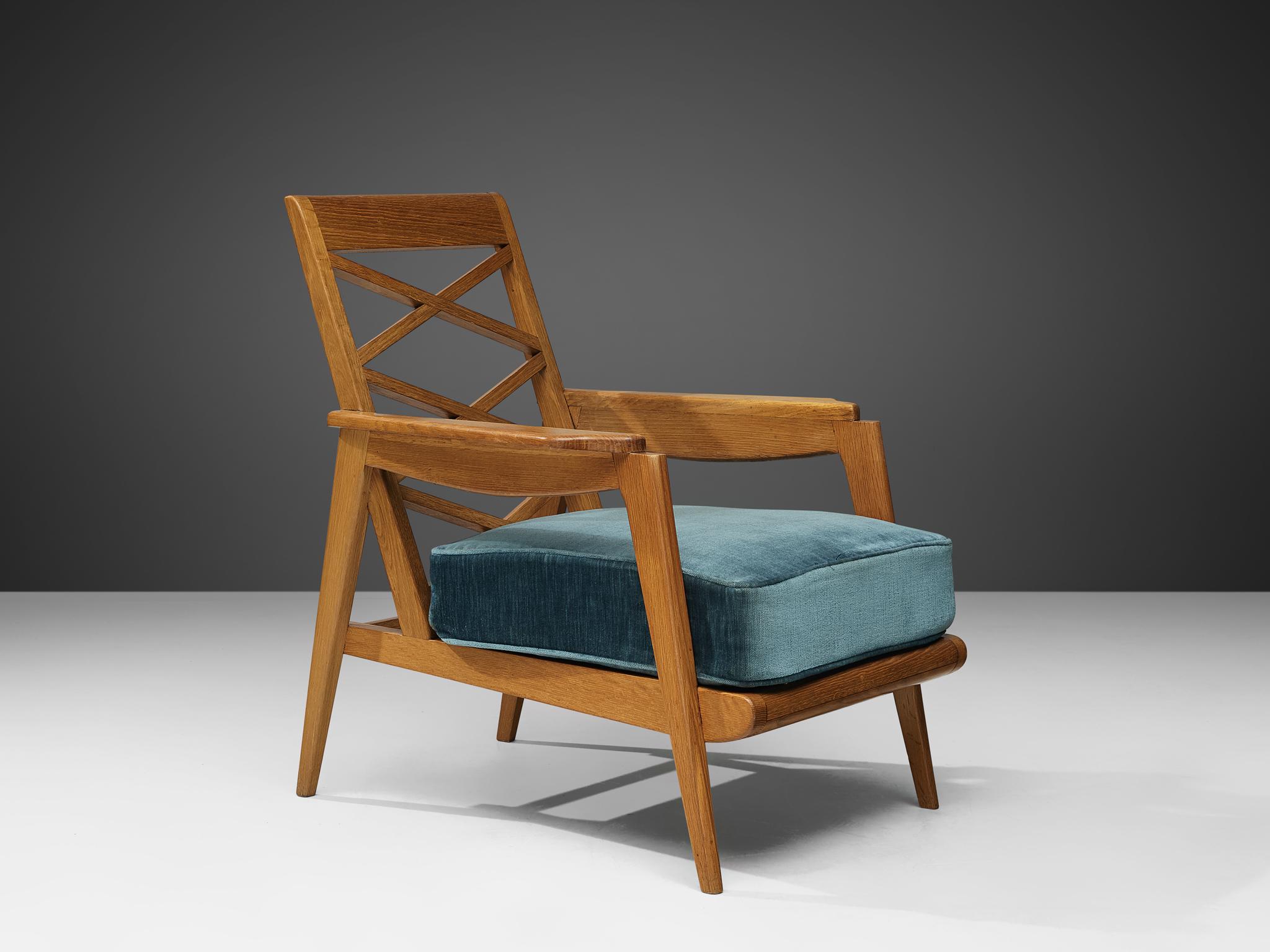 Französischer Sessel aus Eiche und blauem Samt  (Mitte des 20. Jahrhunderts) im Angebot