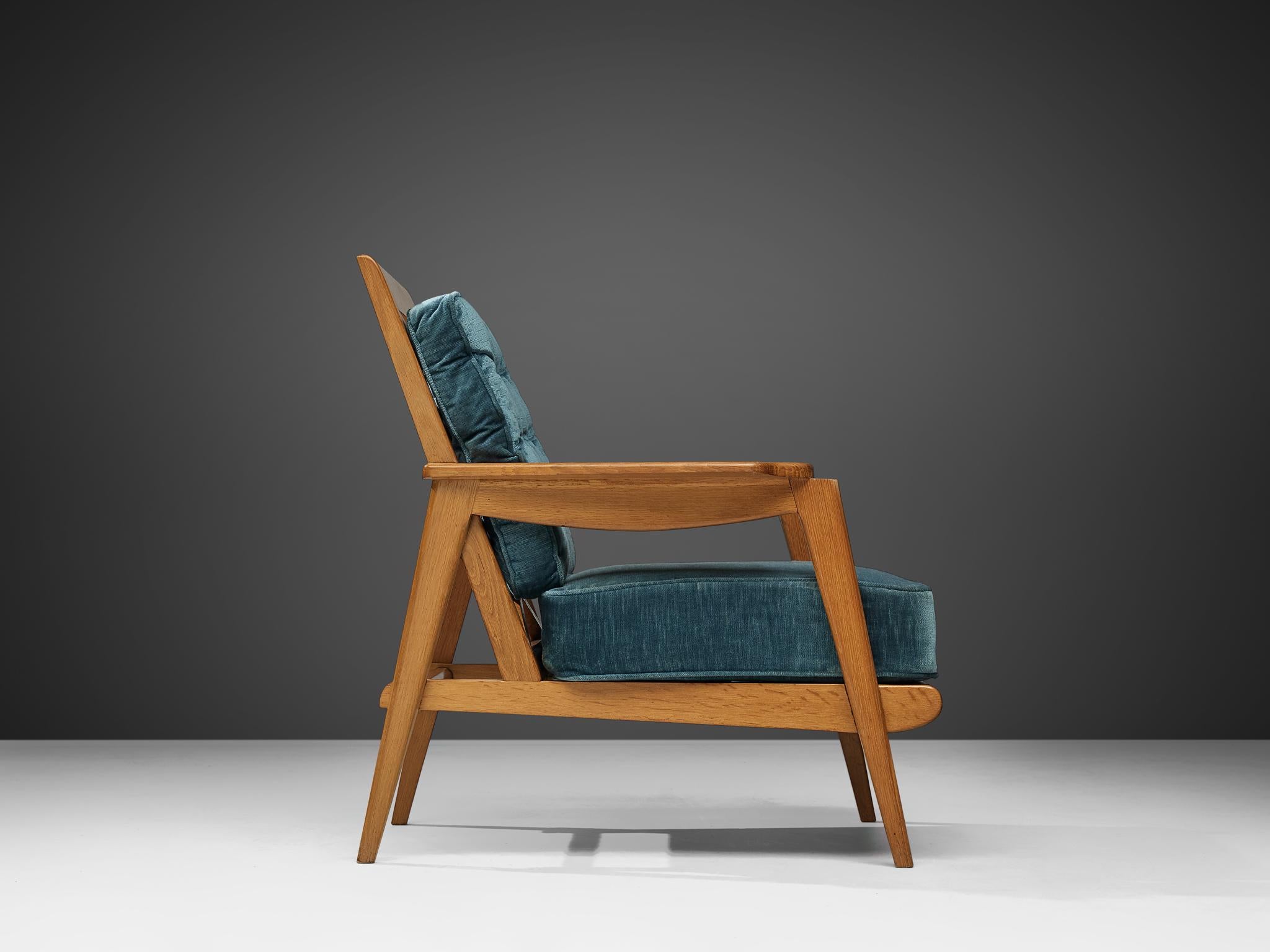 Französischer Sessel aus Eiche und blauem Samt  (Eichenholz) im Angebot