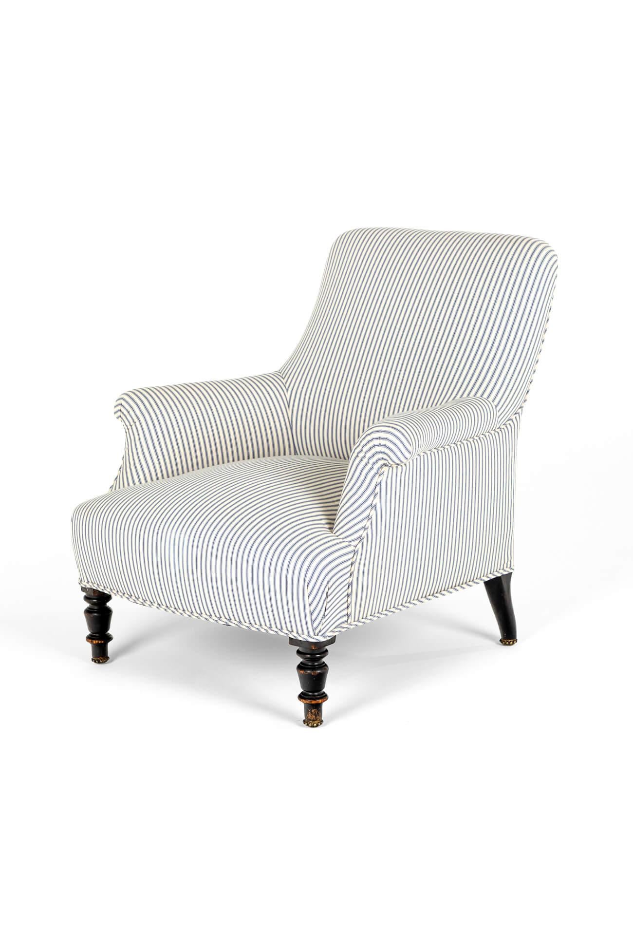 Fauteuil français du XIXe siècle à dossier carré Napoléon III, avec un dossier bas et une large assise généreuse.

Le cadre en noyer repose sur des pieds tournés en ébène. Il est inhabituel car il est plus court et plus large que les modèles