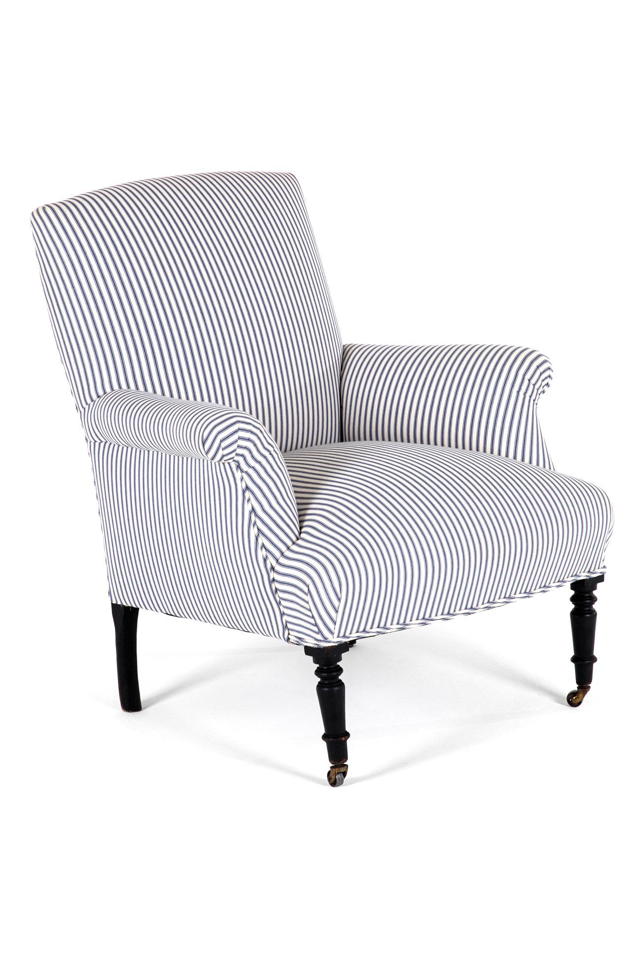 Fauteuil français du XIXe siècle à dossier carré Napoléon III, avec un dossier bas et une large assise généreuse.

Le cadre en hêtre repose sur des pieds tournés en ébène, complétés par des roulettes en laiton sur les deux pieds avant. Cet exemple