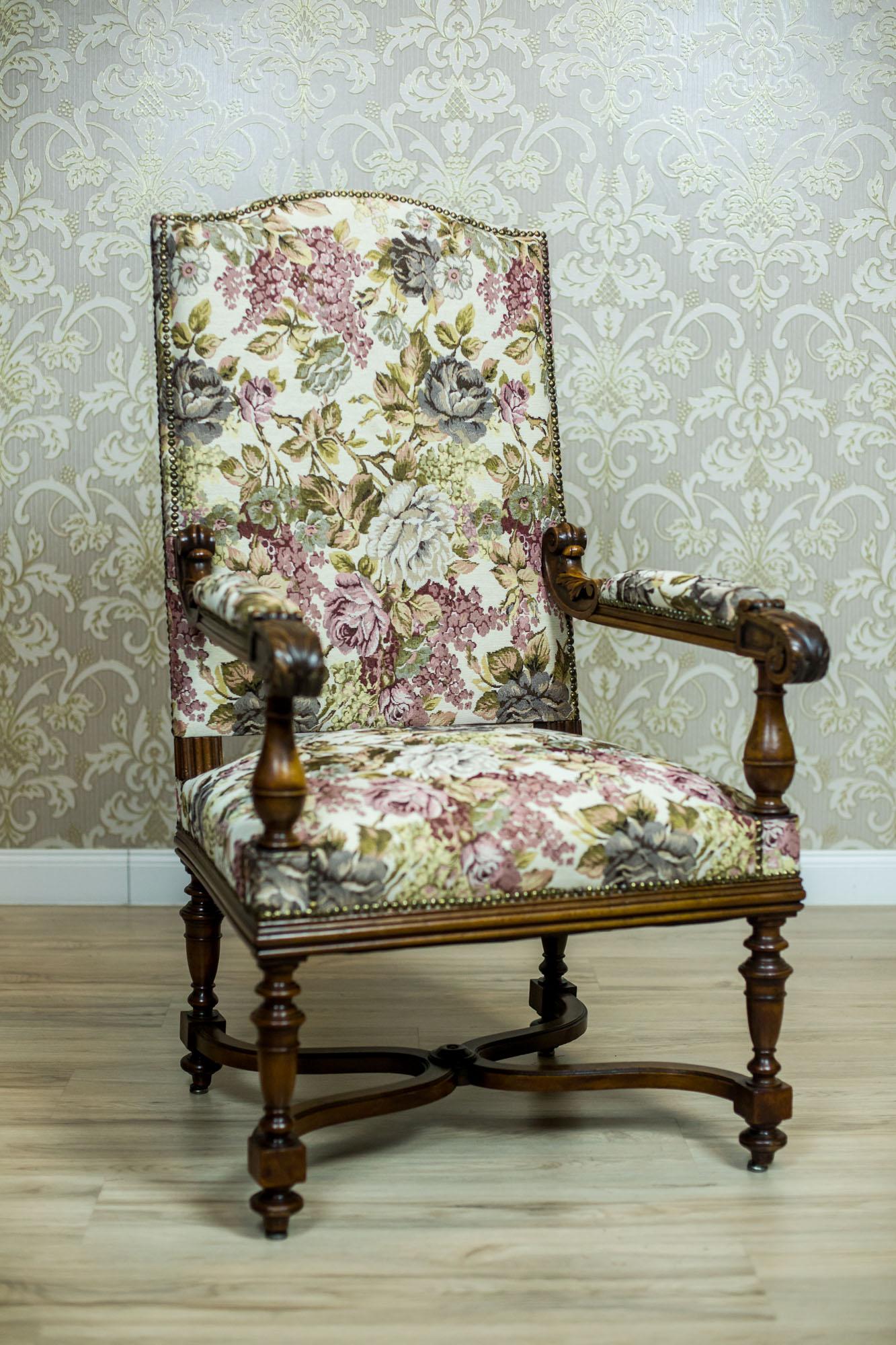 Fauteuil/trône en chêne français du tournant des 19e et 20e siècles avec tapisserie florale

Nous vous présentons ce grand fauteuil français en bois de chêne, avec une assise moelleuse et un dossier haut.
Les pieds tournés du fauteuil sont reliés à