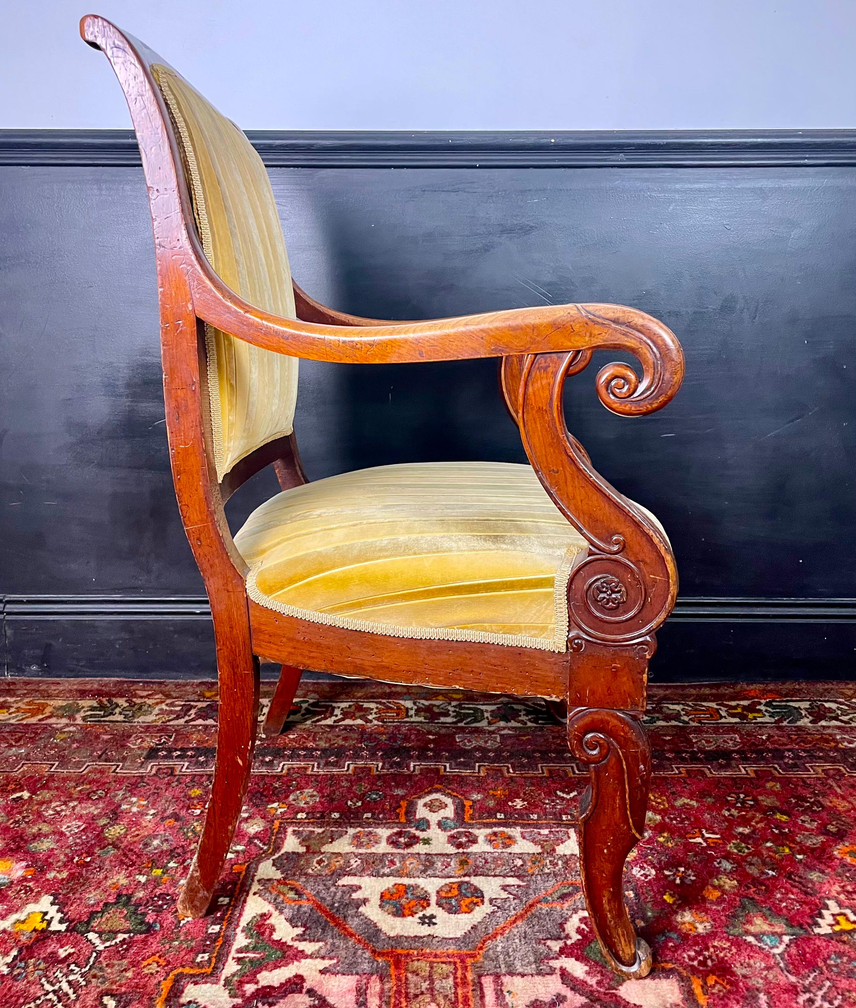 Very beautiful carved and molded mahogany armchair from the Empire / Louis Philippe period
The armchair has cross armrests with plant-patterned armrest supports.
The front legs are console and the rear legs are saber.
The tapestry, Trim is in
