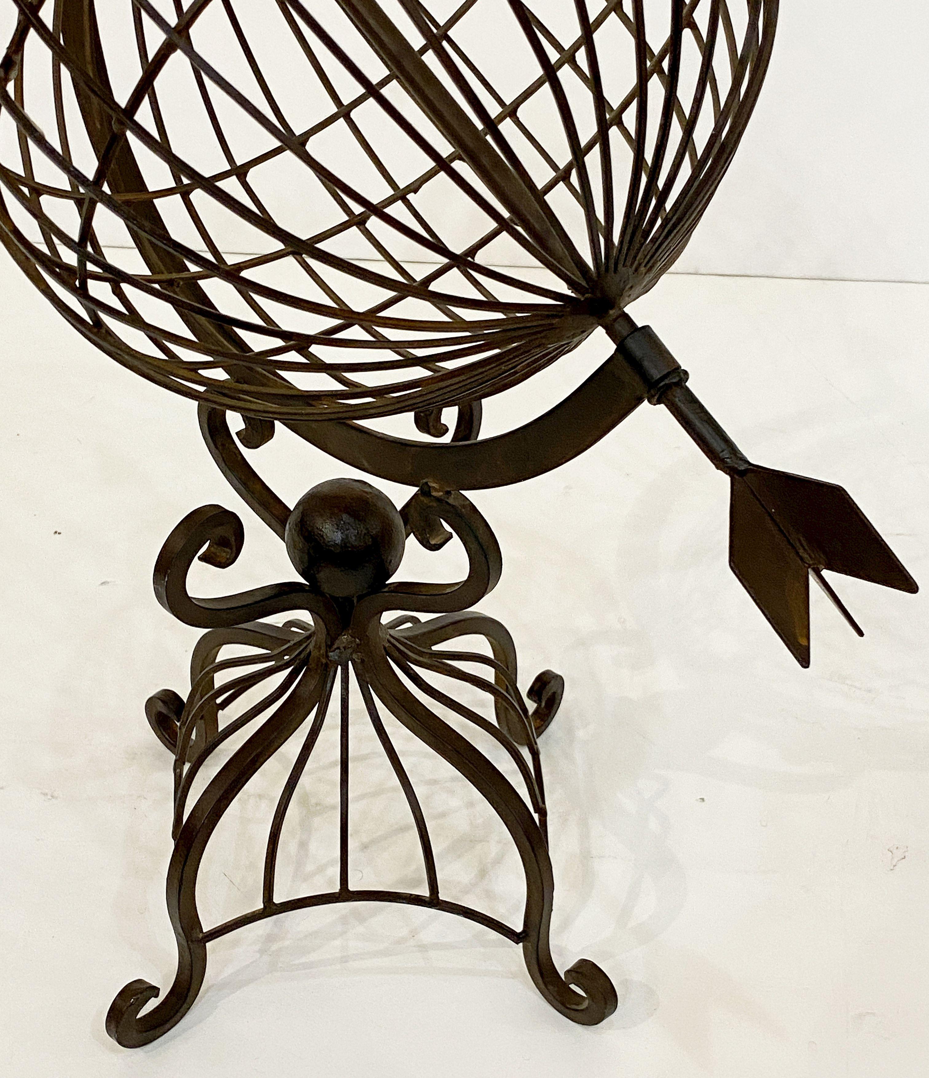 Esfera armilar francesa sobre soporte o adorno de jardín de hierro forjado Francés en venta