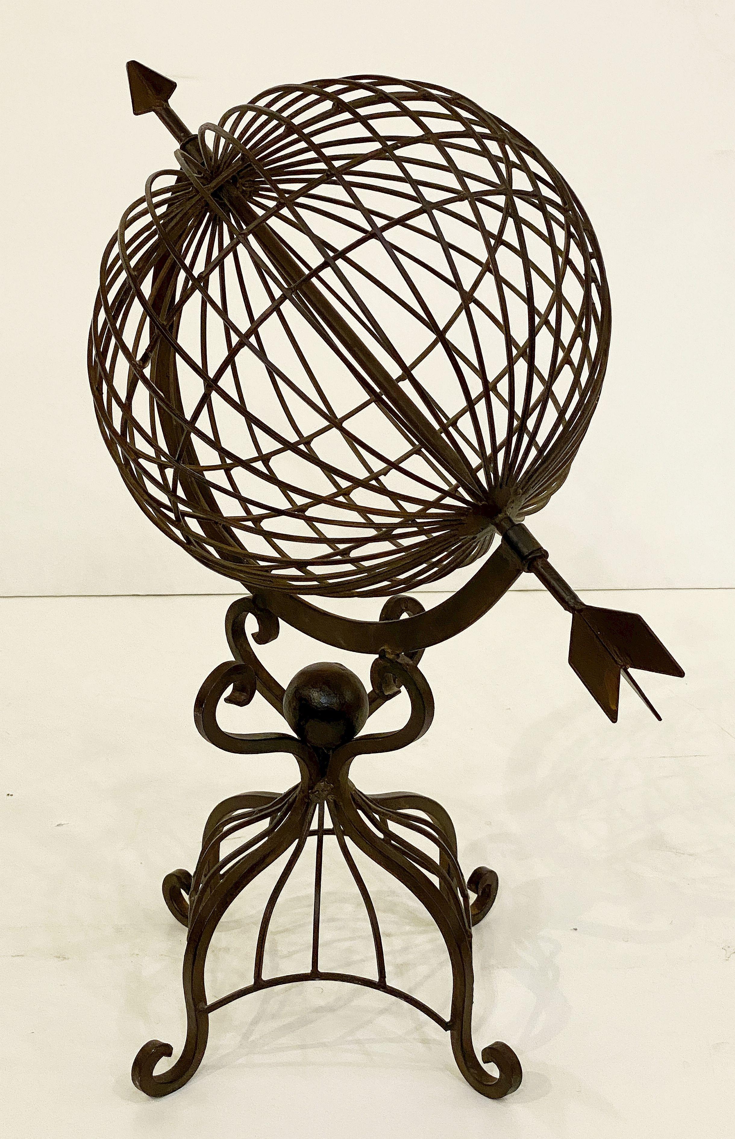 20ième siècle Sphère armillaire française sur pied ou ornement de jardin en fer forgé en vente