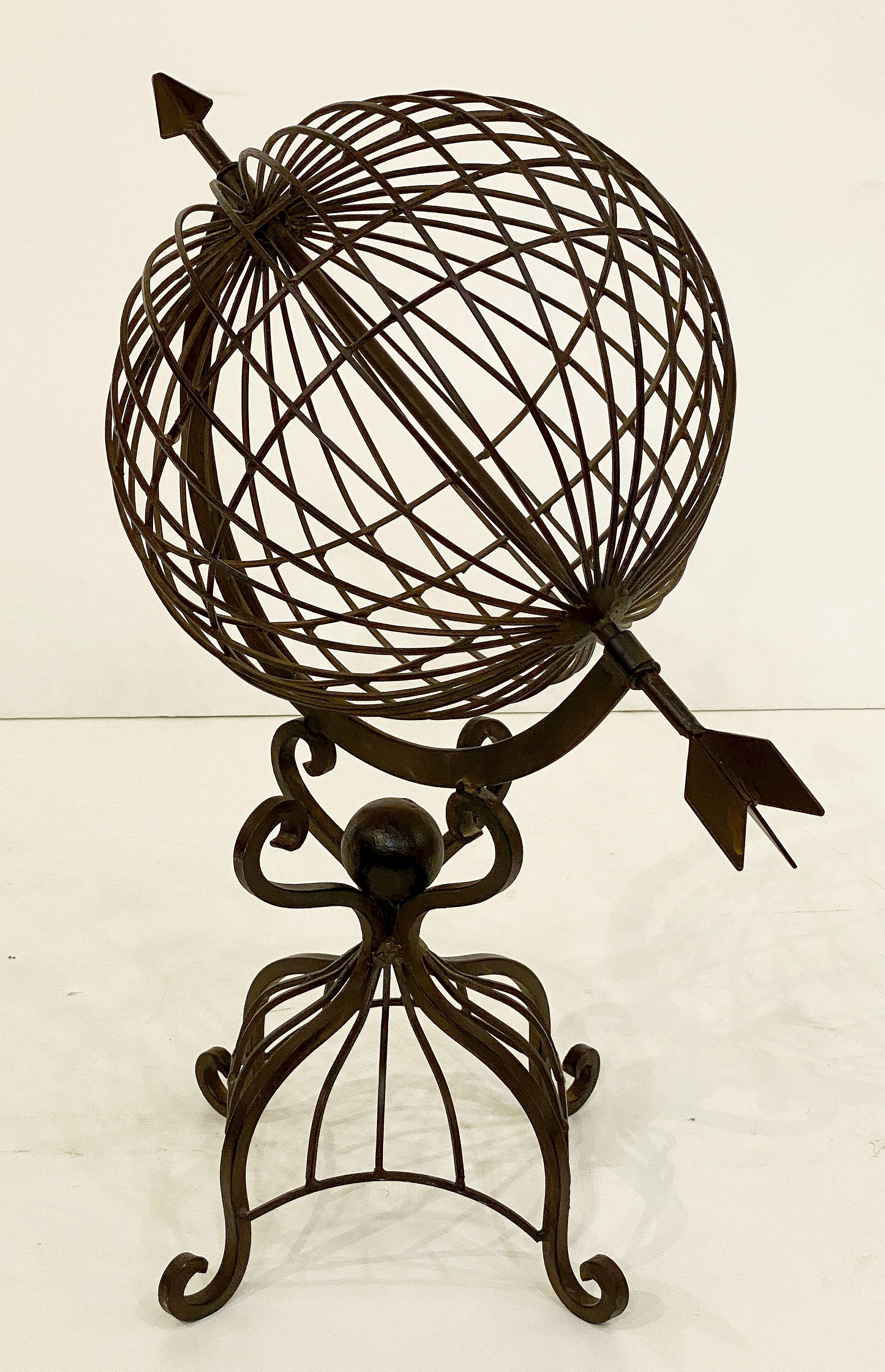 Esfera armilar francesa sobre soporte o adorno de jardín de hierro forjado en Bueno estado para la venta en Austin, TX