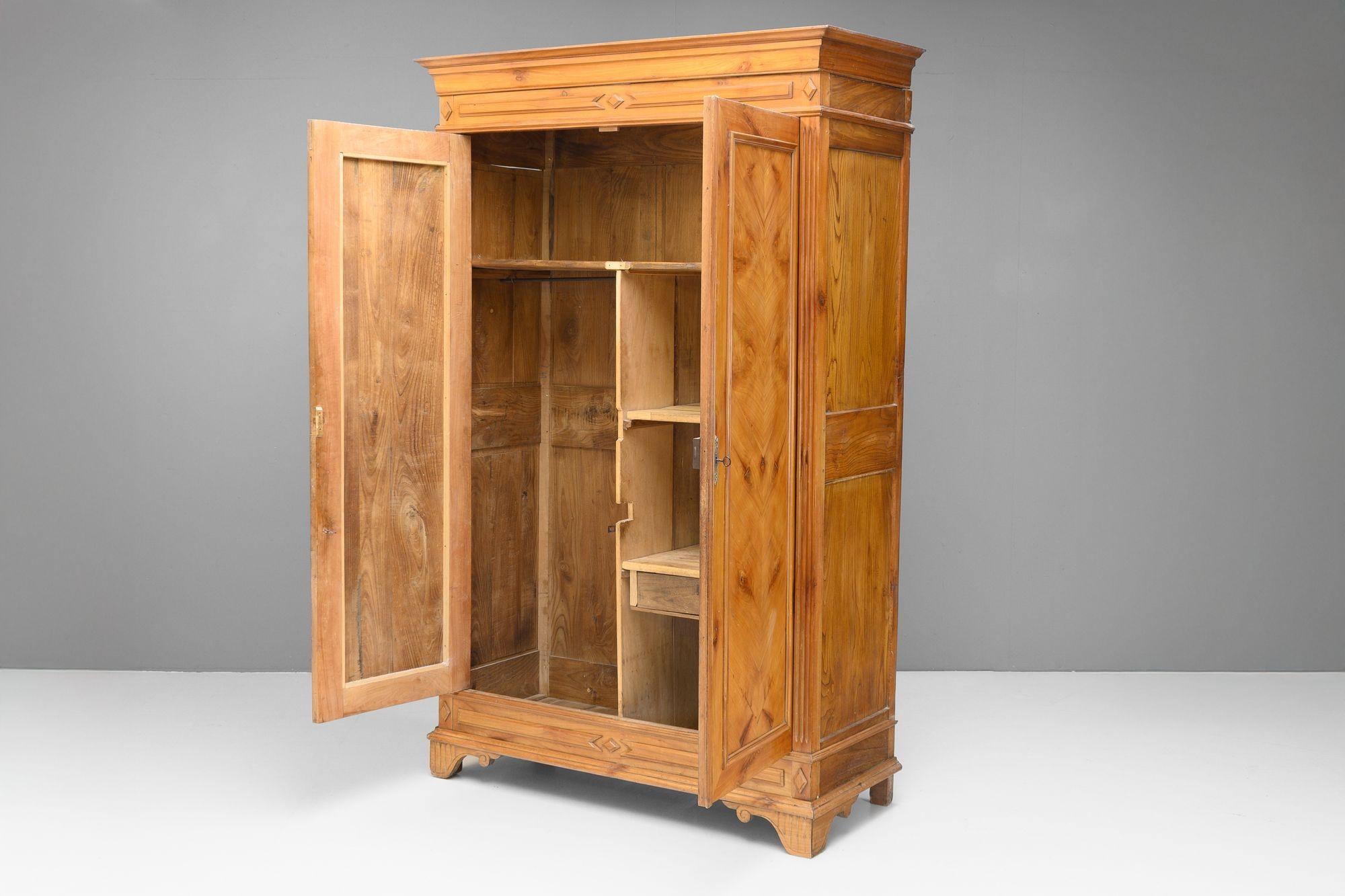 French Armoire In Good Condition For Sale In London, England