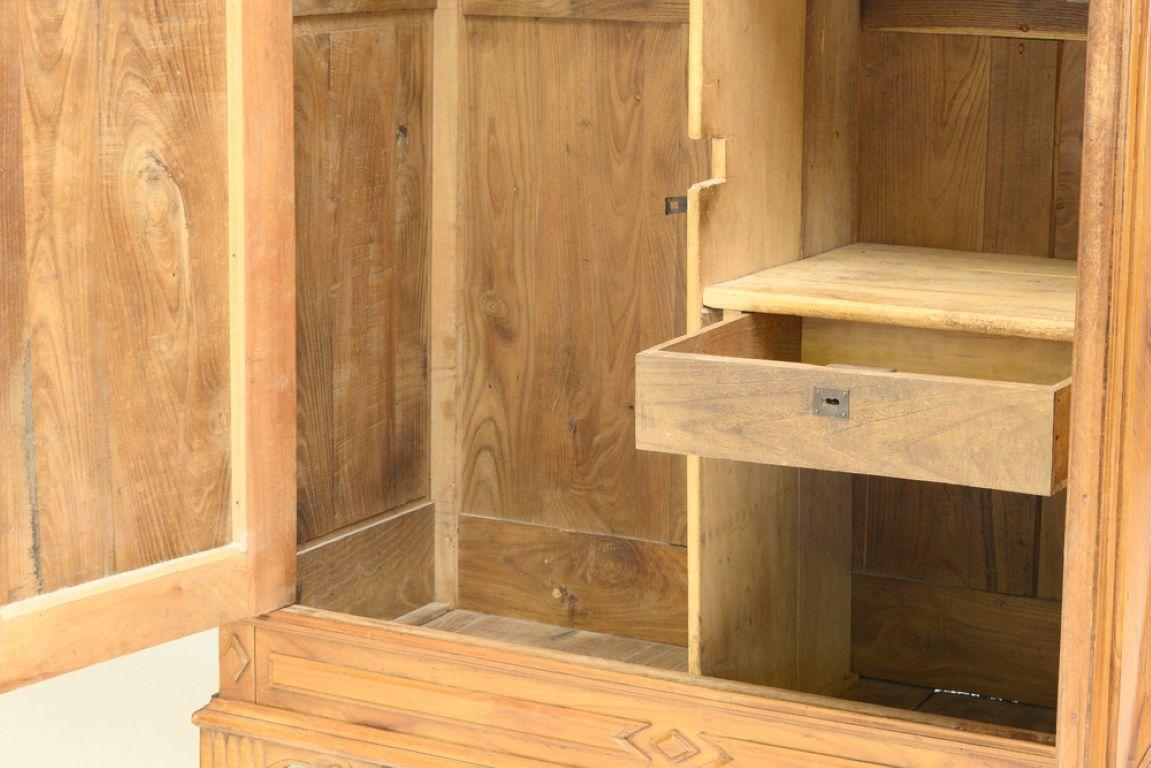 Französischer Kleiderschrank (Ulmenholz) im Angebot