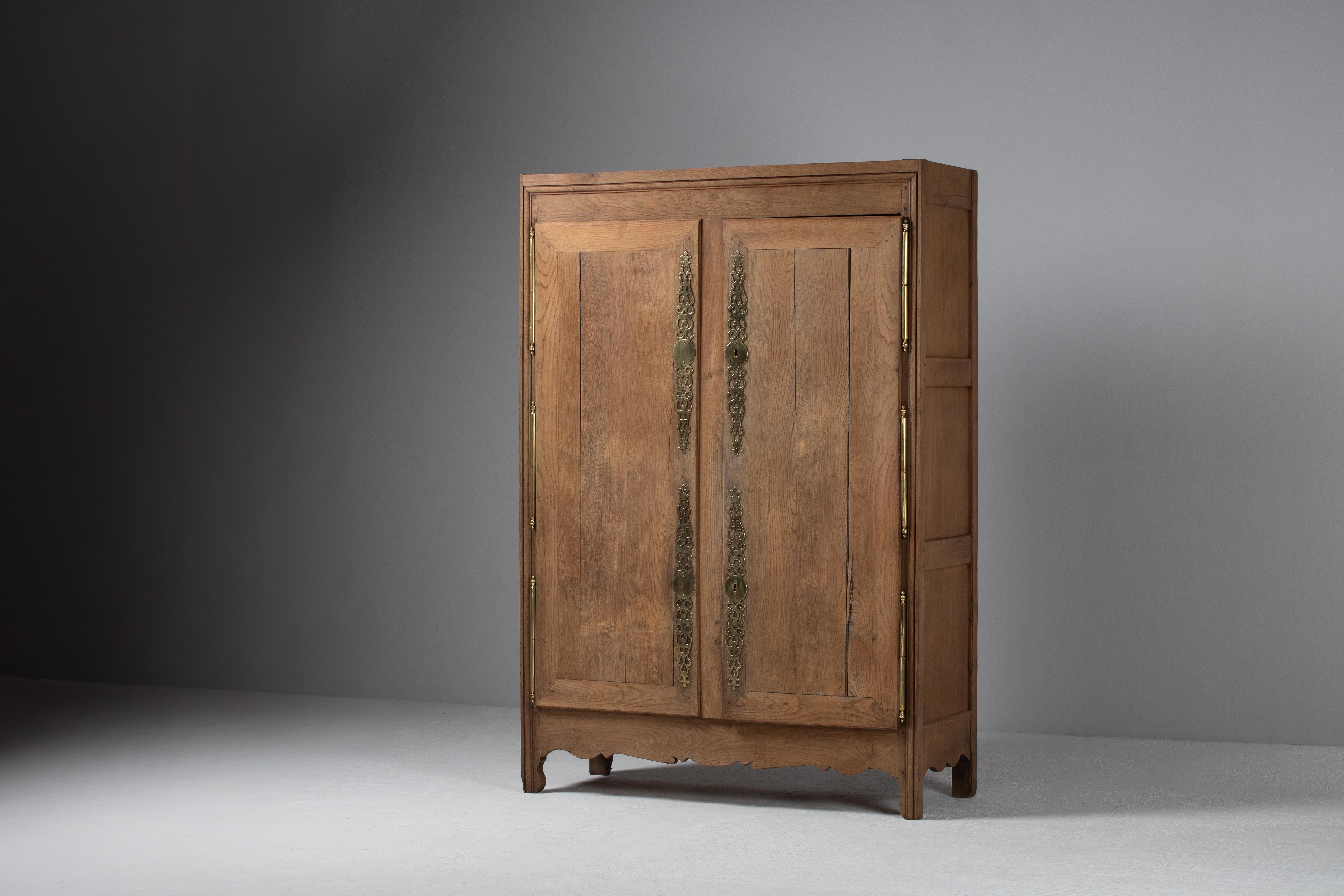 French Armoire in Oak and Brass, Late 19th Century
Rooted in the provincial elegance of the Belle Époque

This tall oak armoire, dating from the end of the 19th century, embodies the discreet grandeur of Belle Époque provincial craftsmanship—where