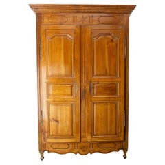Armoire française de style Louis XVI en merisier avec détails en forme d'étoile et de basque 18e siècle