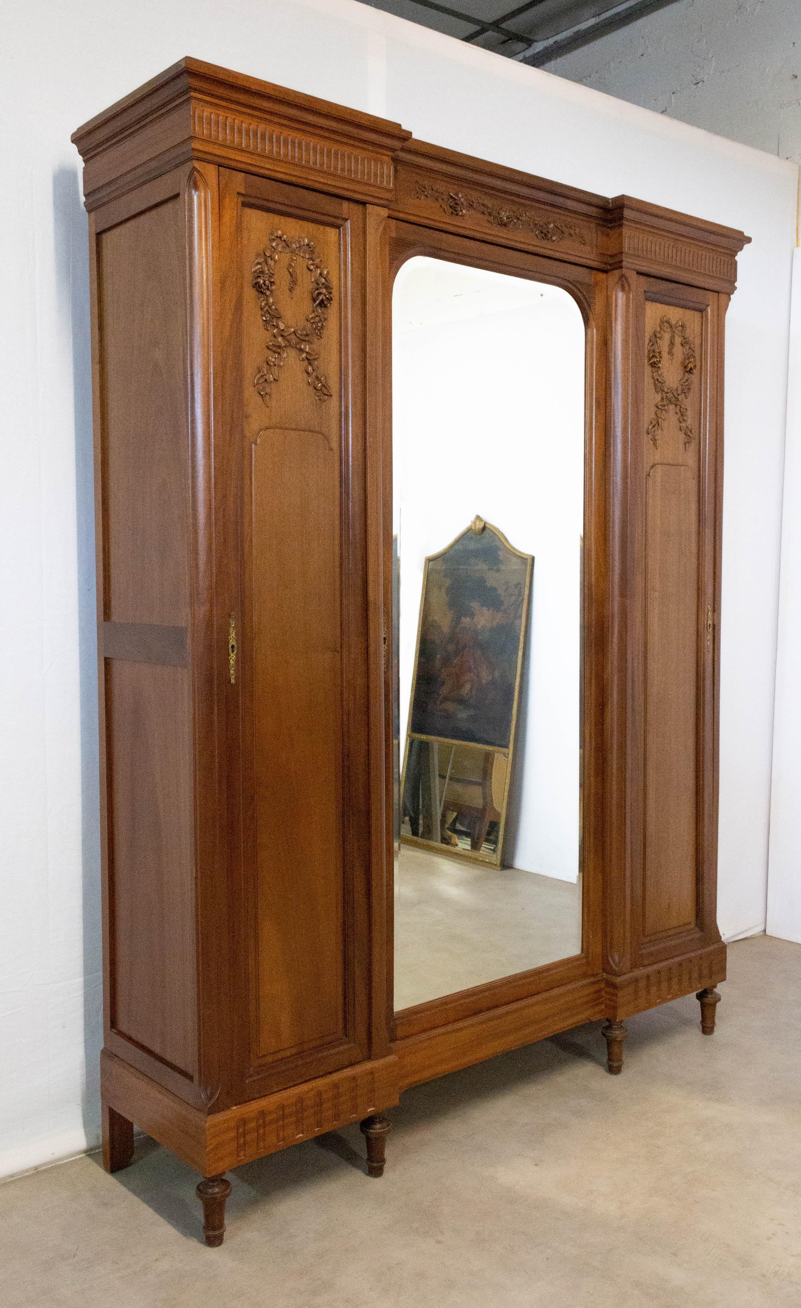 French mirror door wardrobe 1900 Louis XVI style, blond exotic wood armoire
hand carved roses.
Cabinet with two drawers and three doors.
Very good condition.

For shipping:
Pack 1 : 178x46x50cm 32kg
Pack 2 : 82x190x5cm 35kg
Pack 3 : 48x190x50 48kg
  