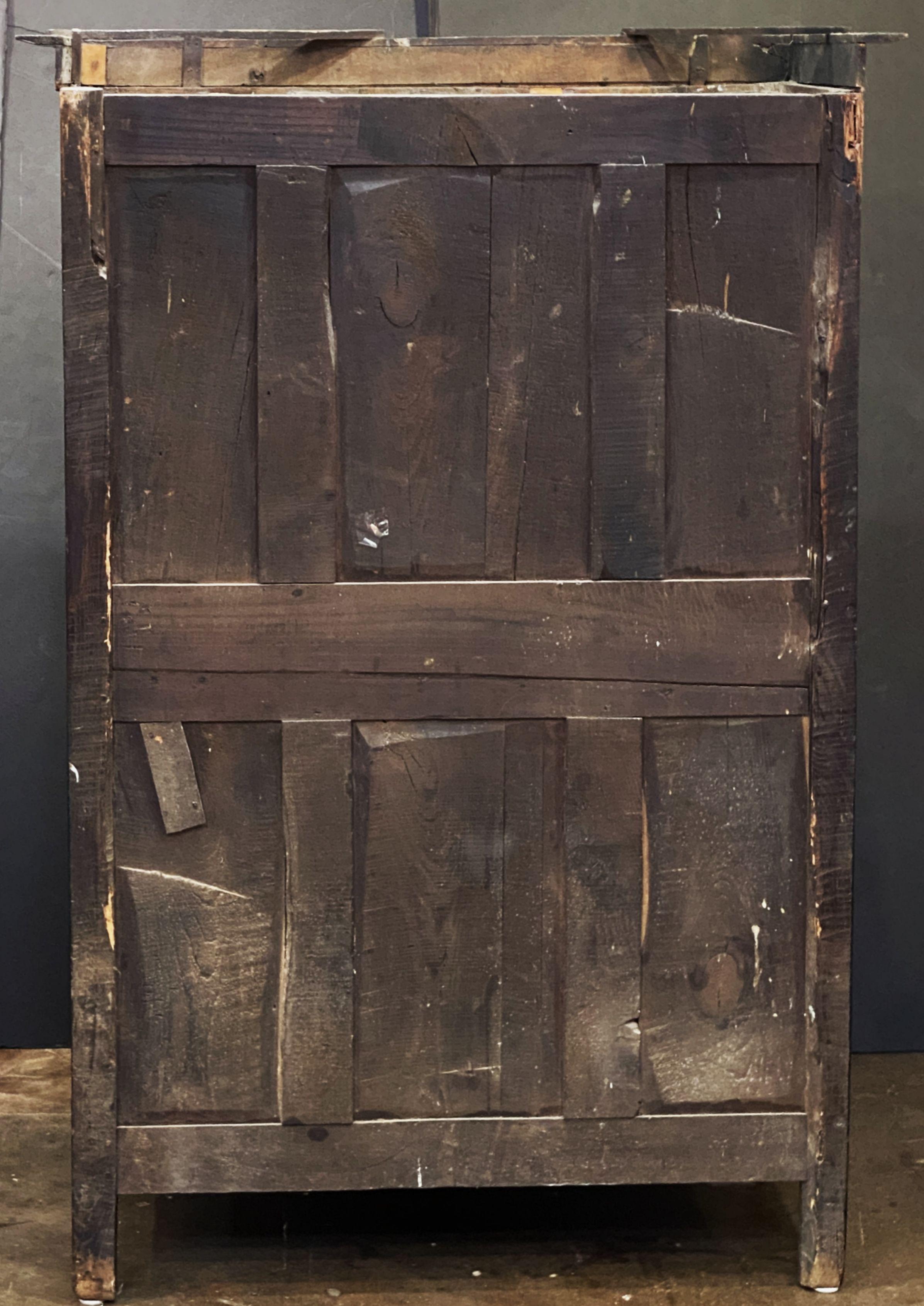 Armario francés de olmo burilado del siglo XVIII en venta 8