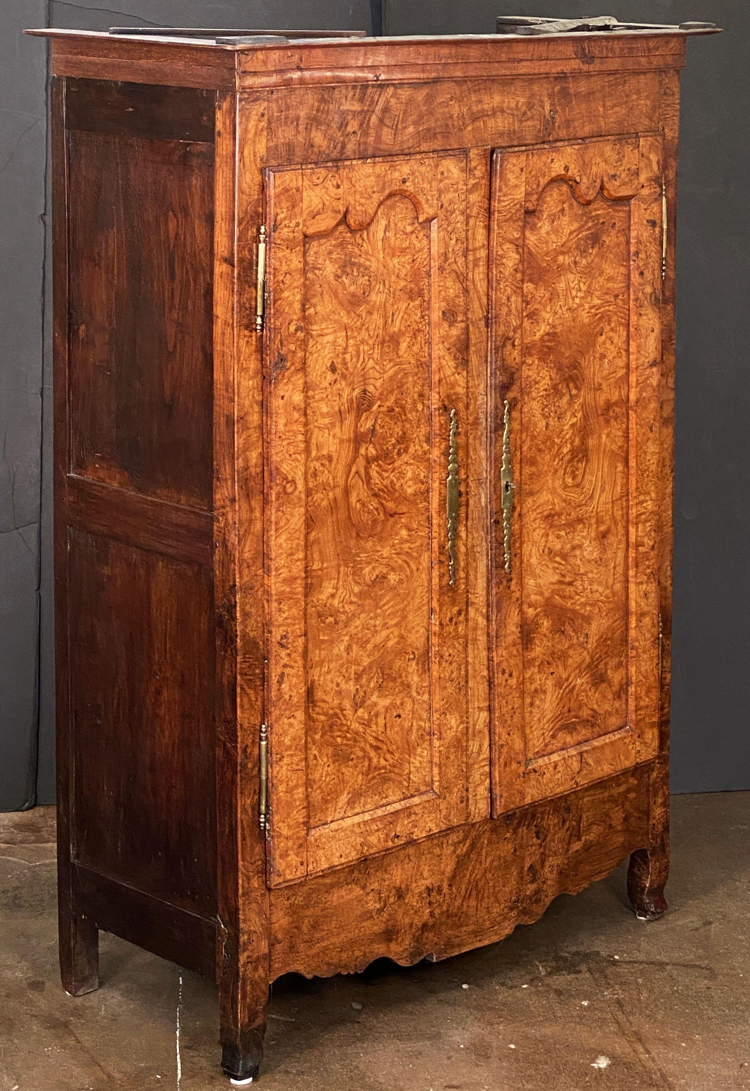 Armario francés de olmo burilado del siglo XVIII Provincial francés en venta